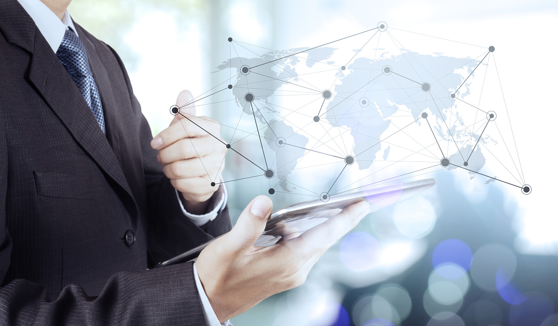 手拿平板电脑展示科技点线形状的商人商务