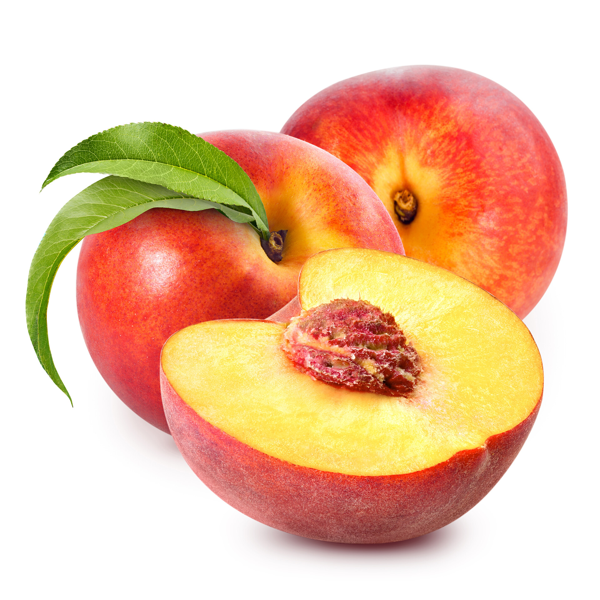 白色背景上的一堆桃子水果