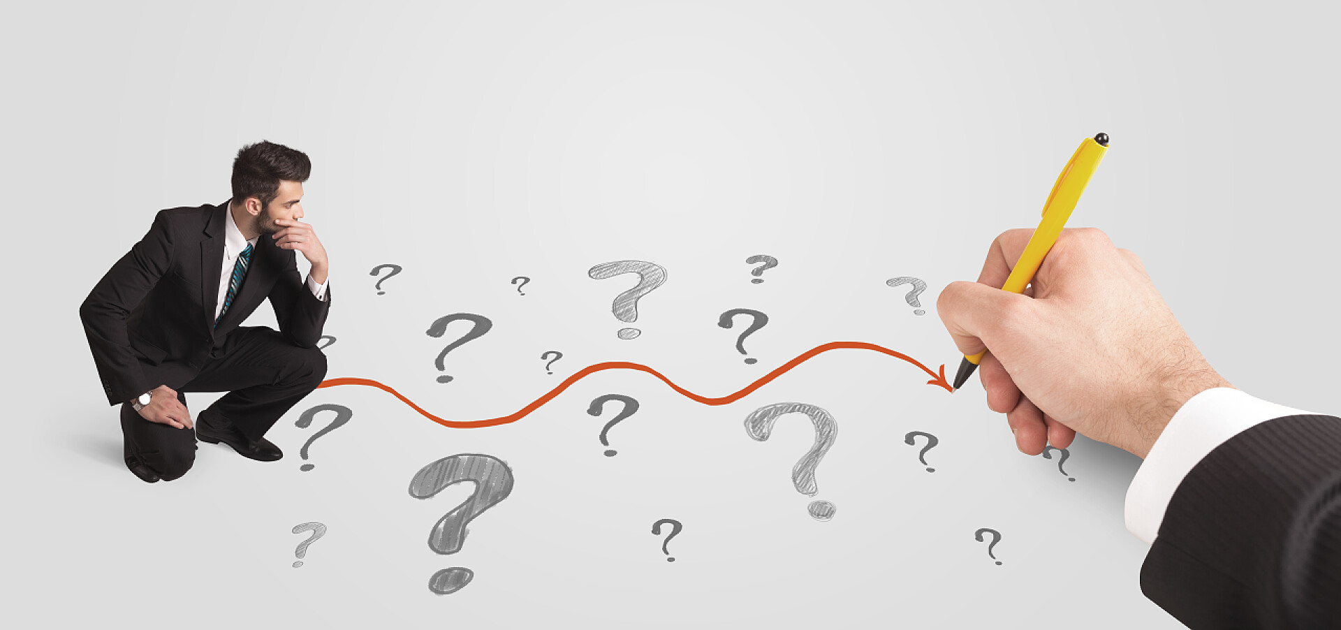 看着问号和手工绘制的解决方案的商人商务