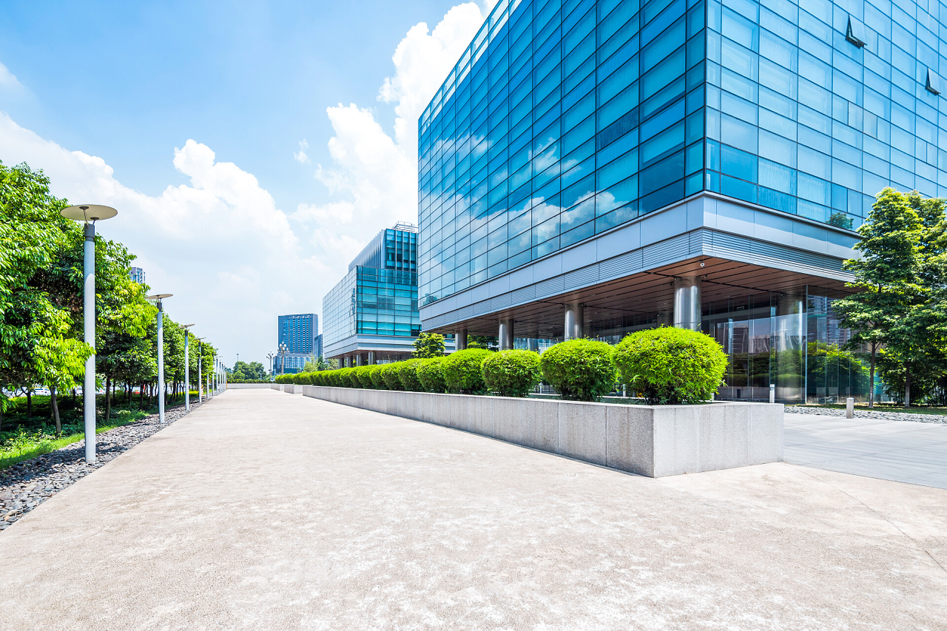 蓝天白云下的现代建筑外观