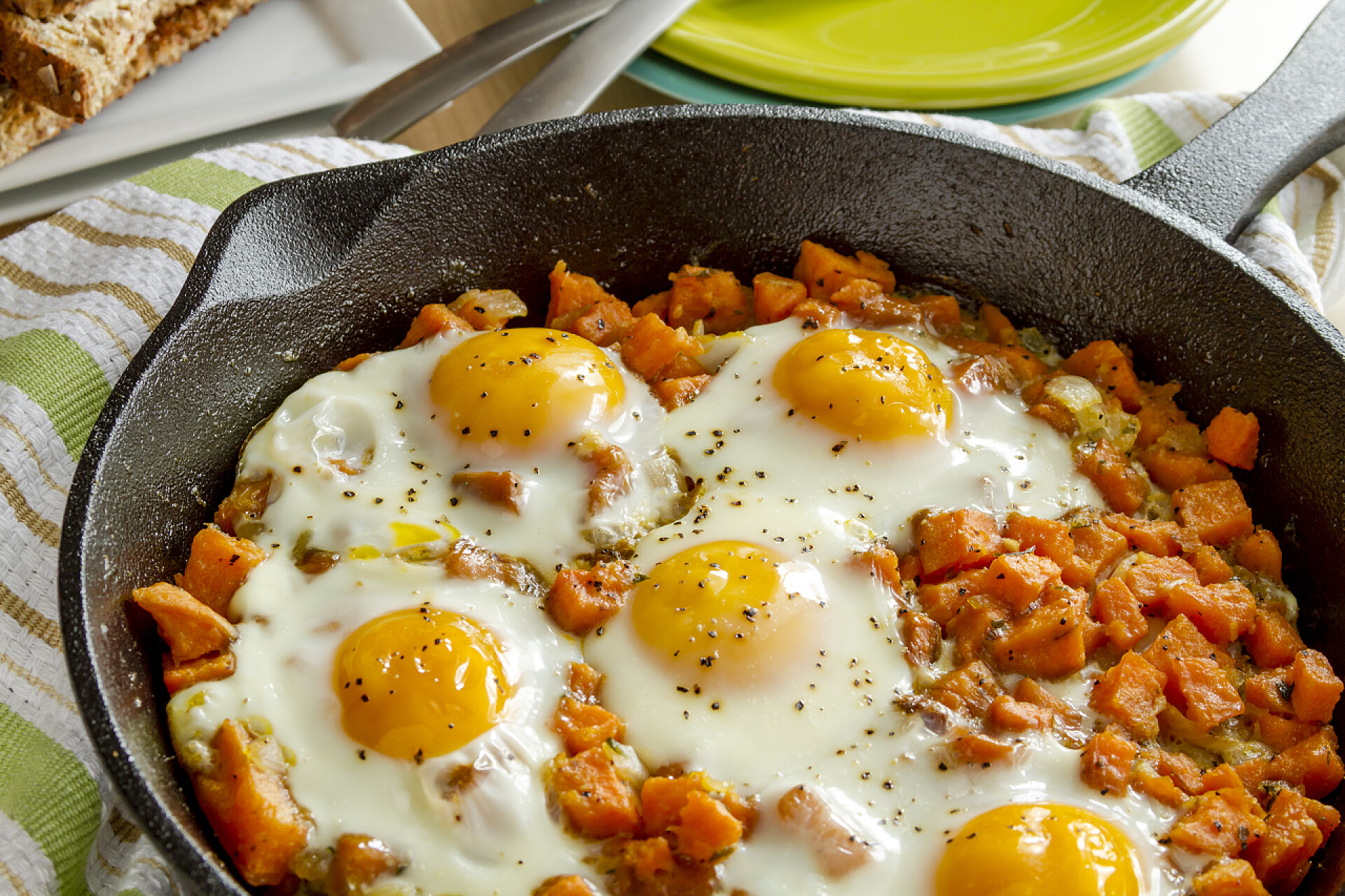 食物平底锅里的煎蛋红薯