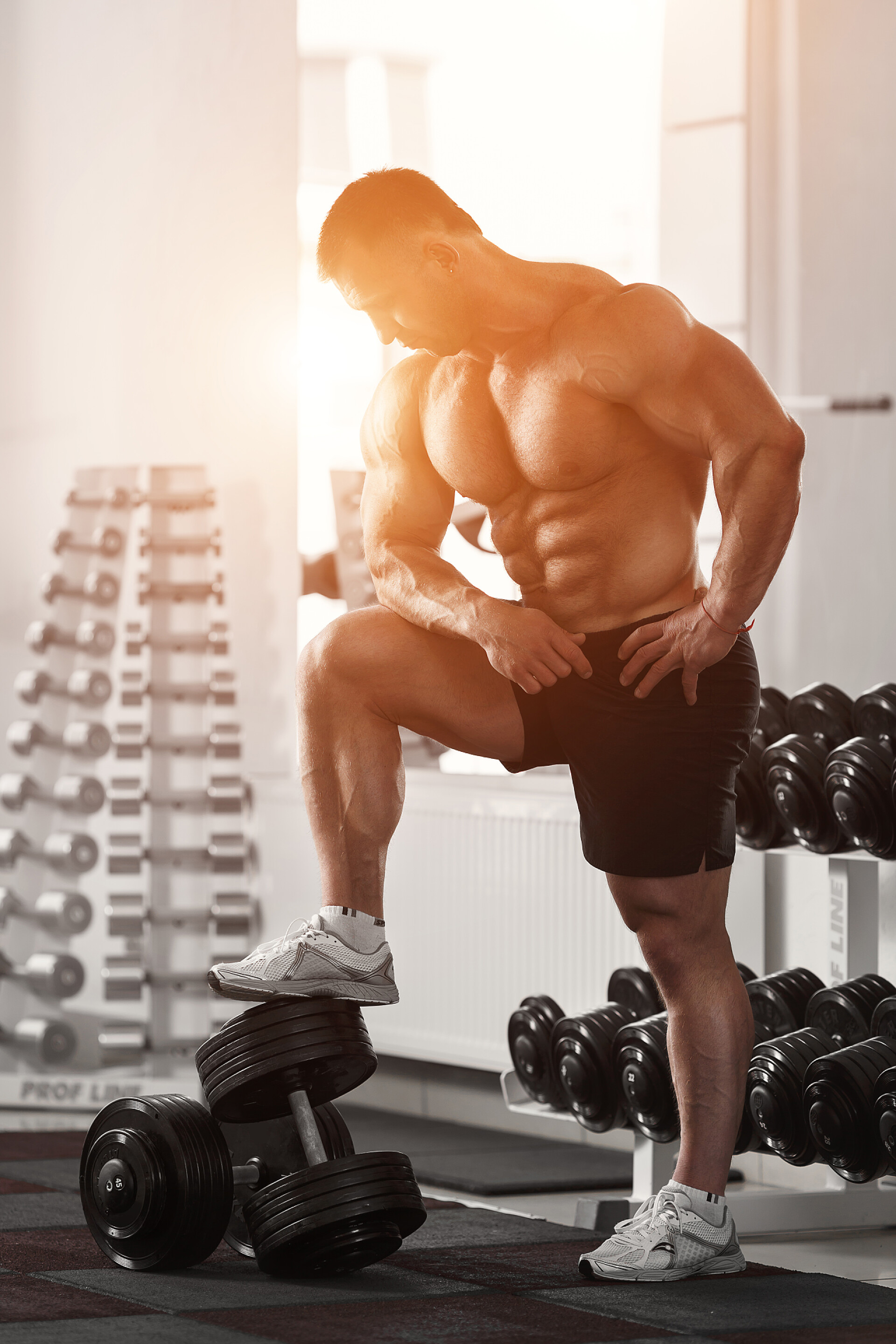 在健身房健身的肌肉男健身运动