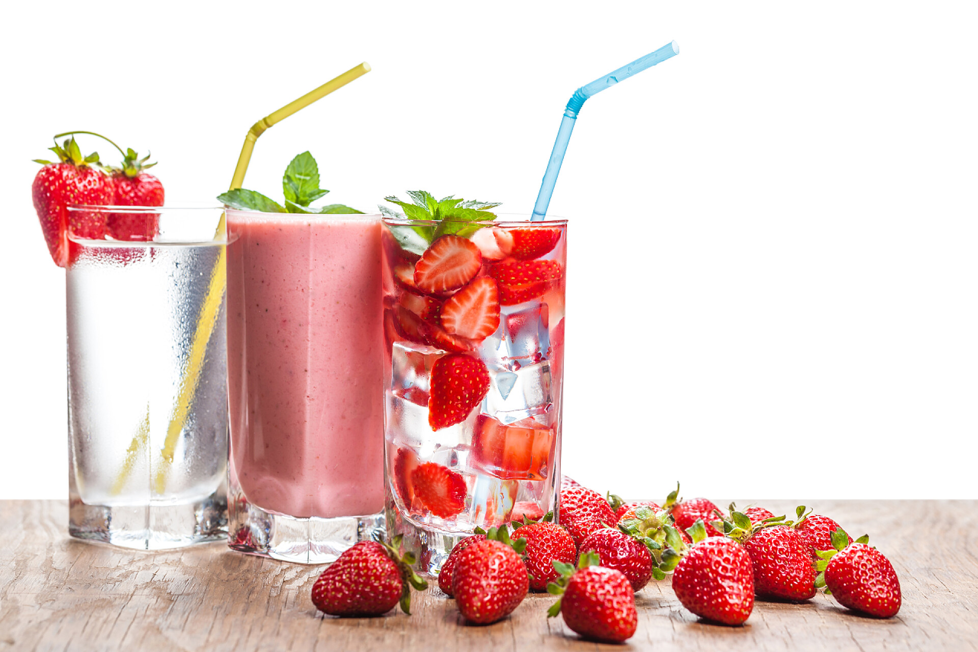 桌子上不同的草莓饮品