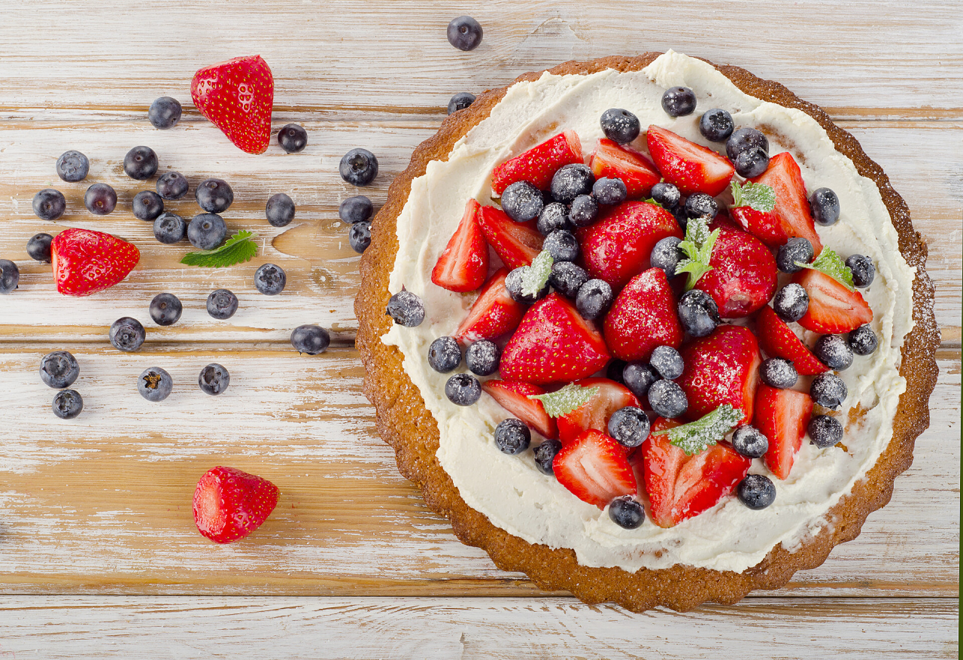 食物木板上的水果蛋糕顶部视图