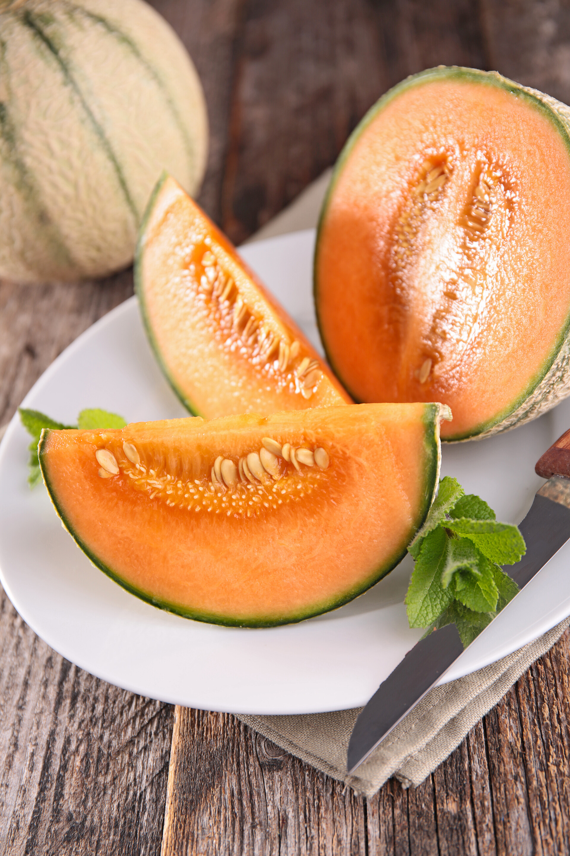 水果桌子上被切开的一盘甜瓜