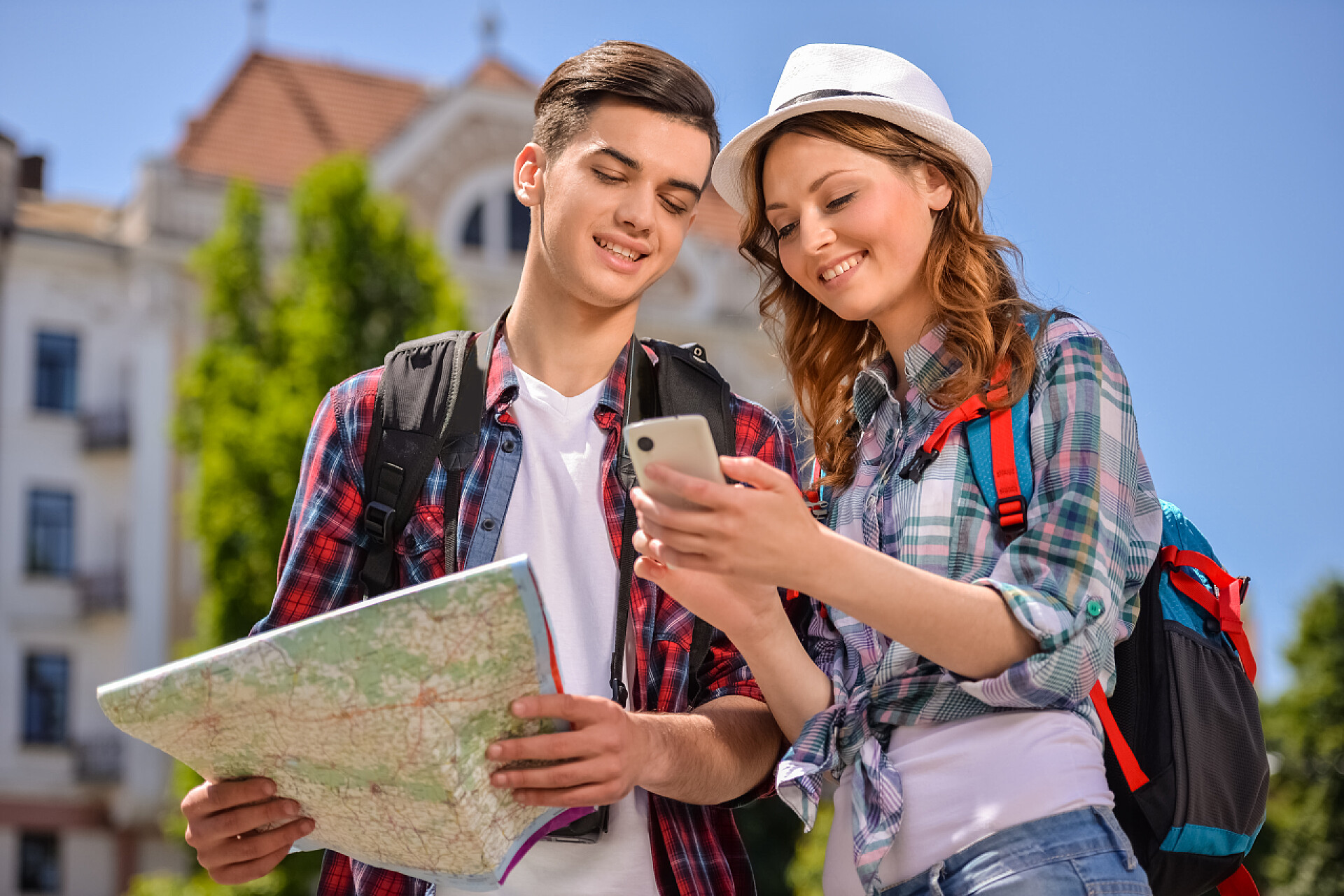 年轻男女在使用城市指南搜索位置