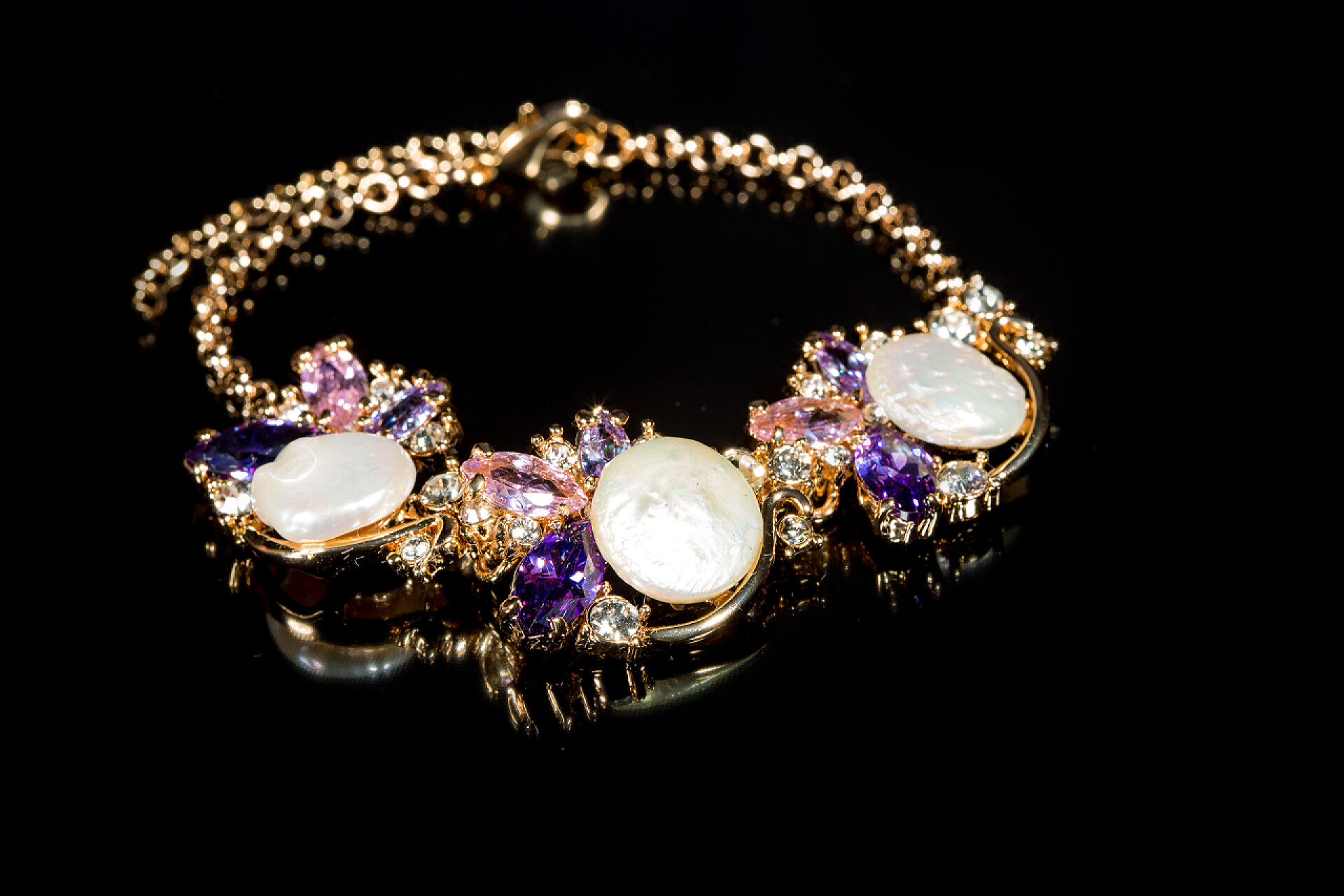 首饰黑色背景上的钻石手链