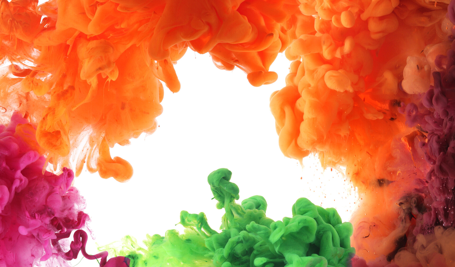 白色背景上的丙烯颜料和墨水在水里融合