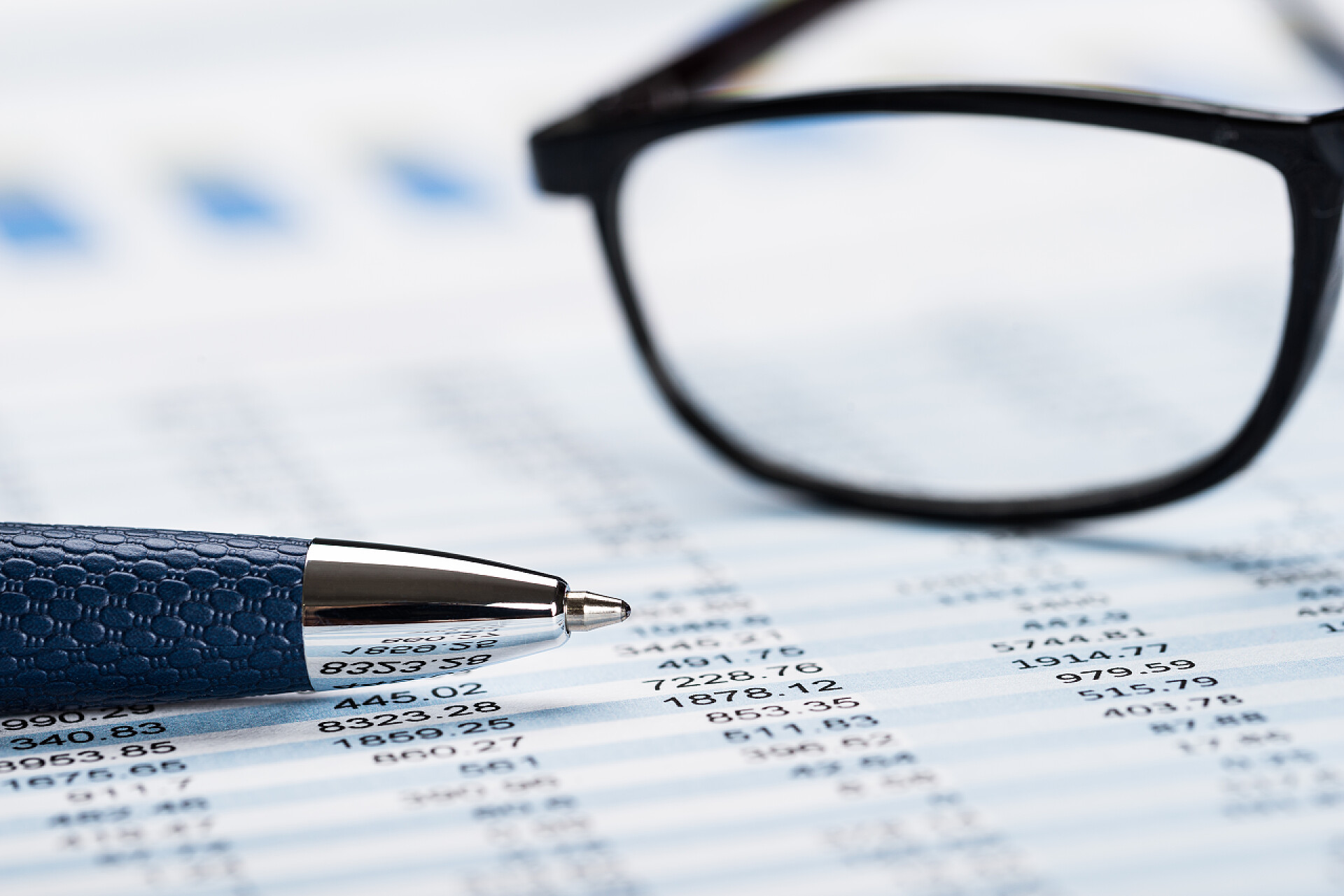 数据表上的透明眼睛和签字笔