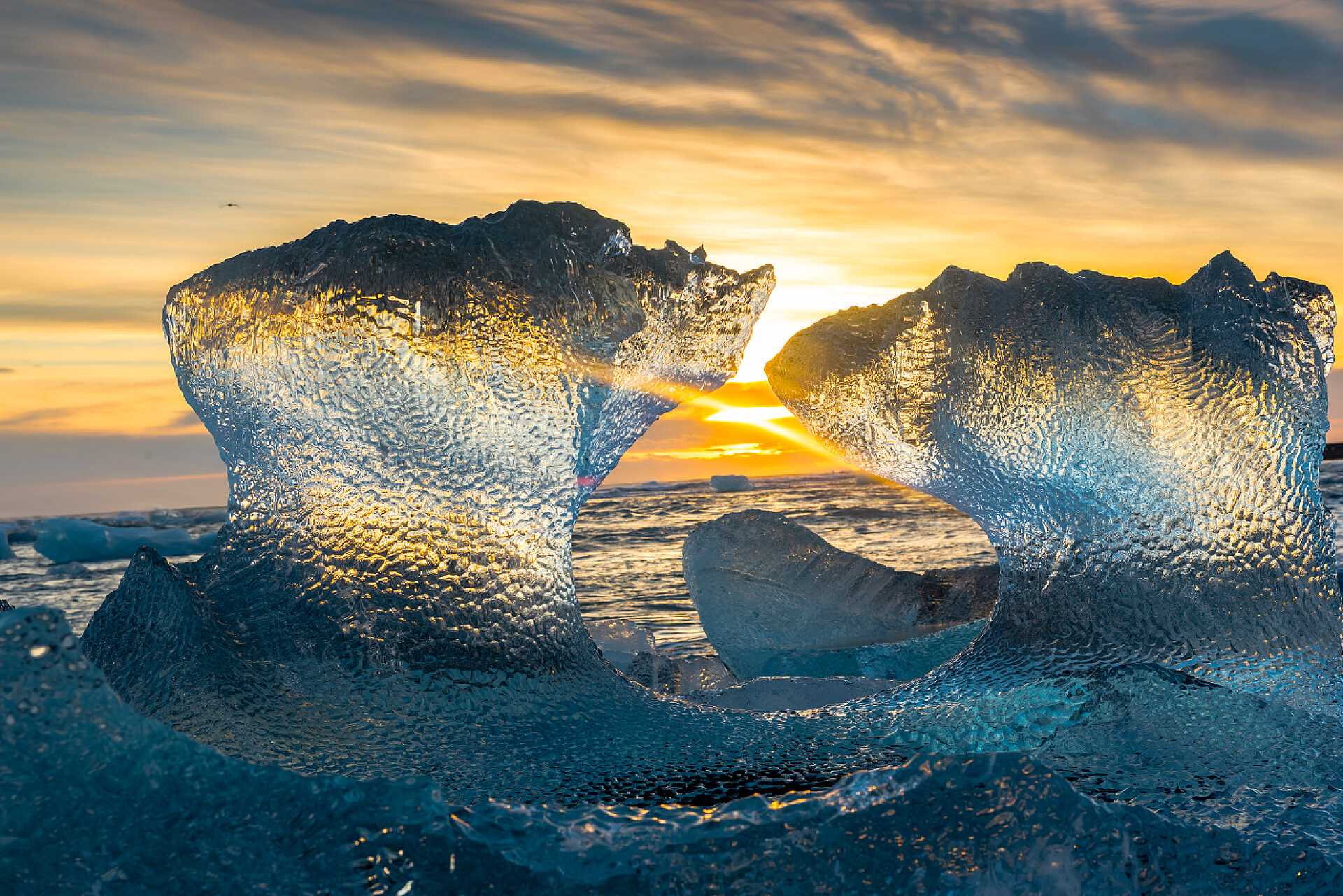 冰岛的冰川上透过一束落日的光线
