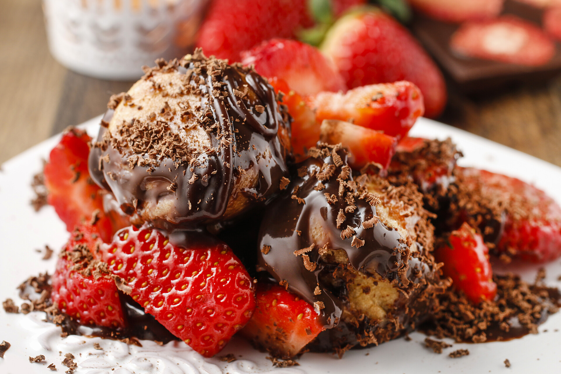 草莓与巧克力酱甜点食物