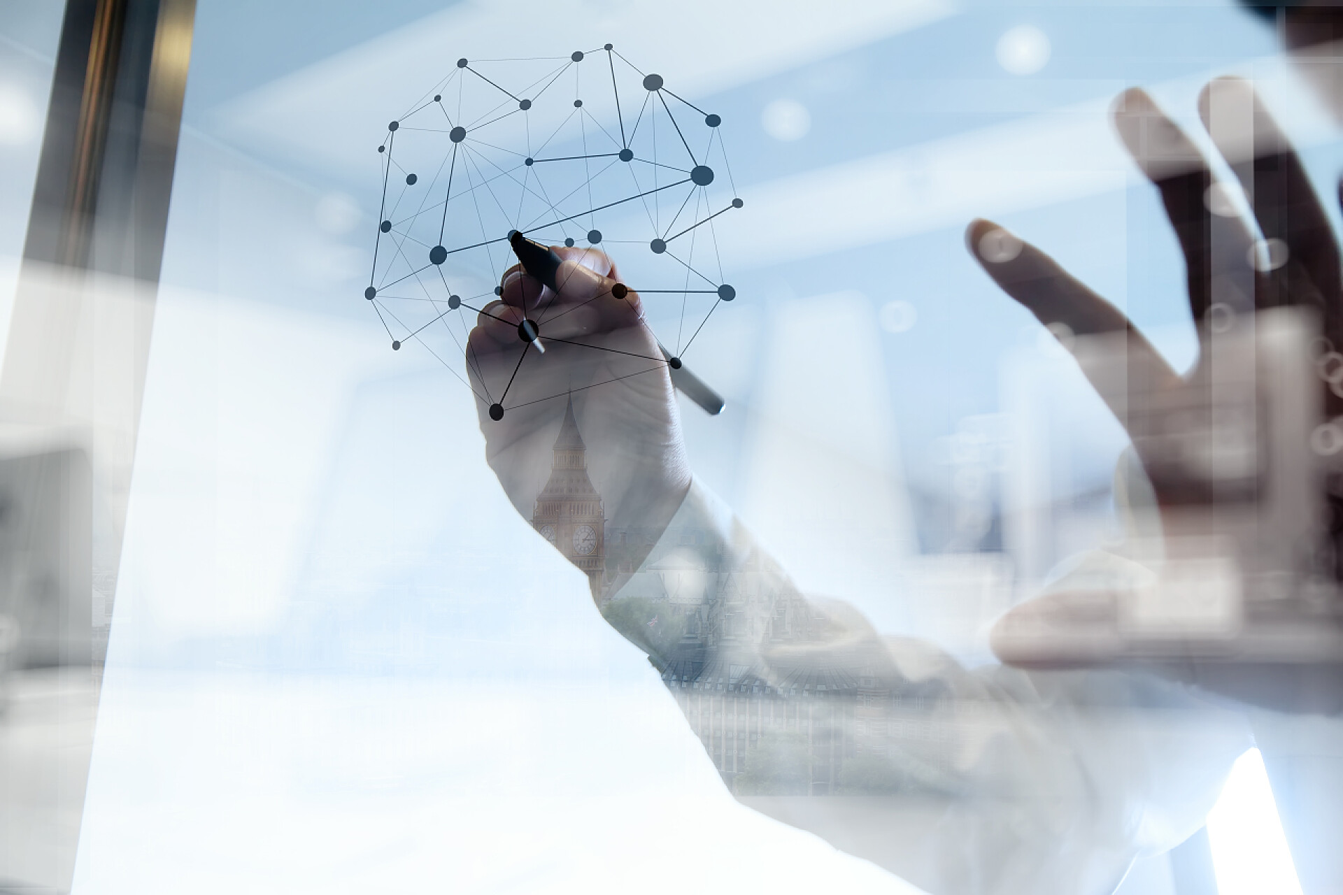 商人在使用数字技术画出网络结构图