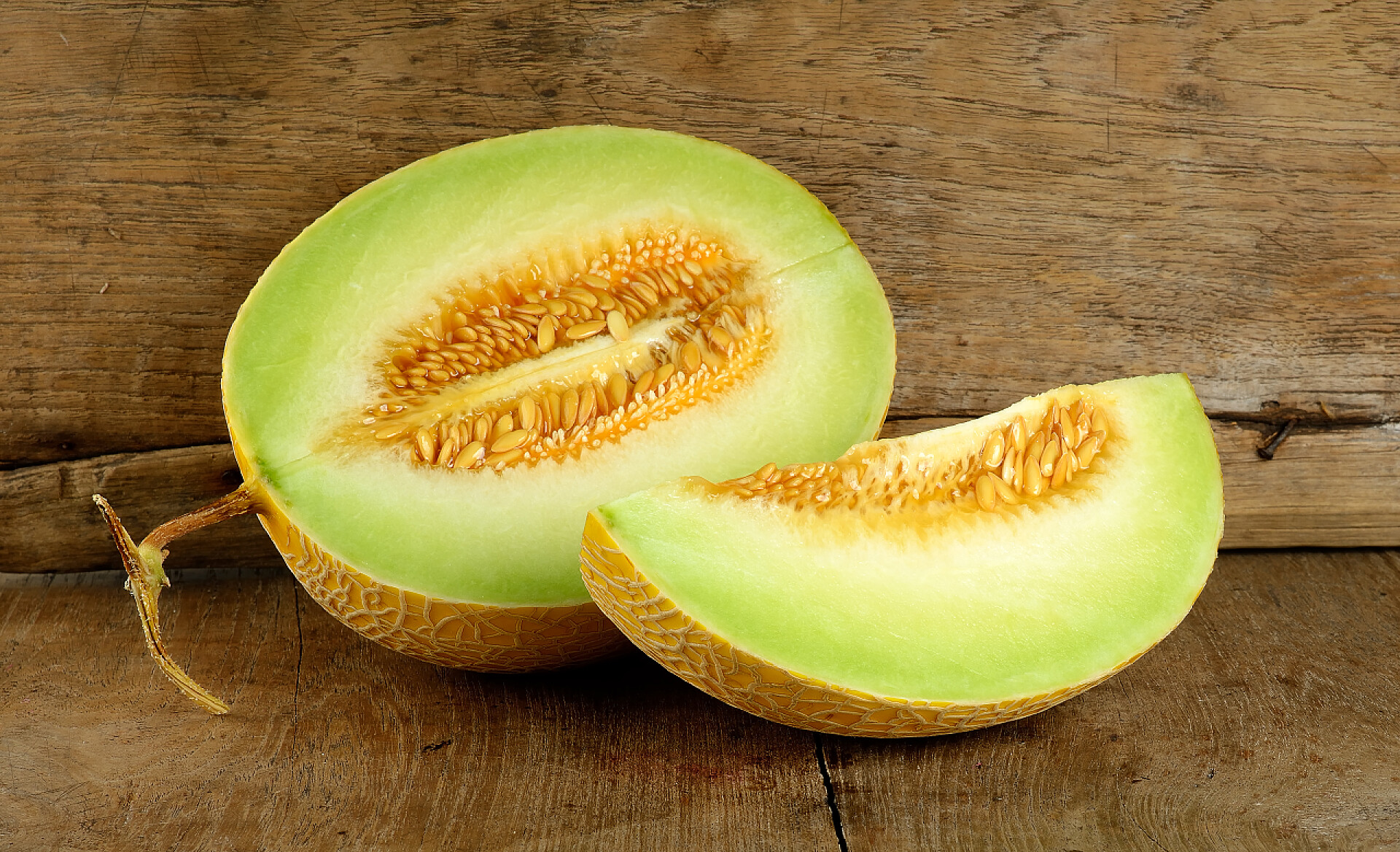 黄甜瓜上的木制的桌子上水果