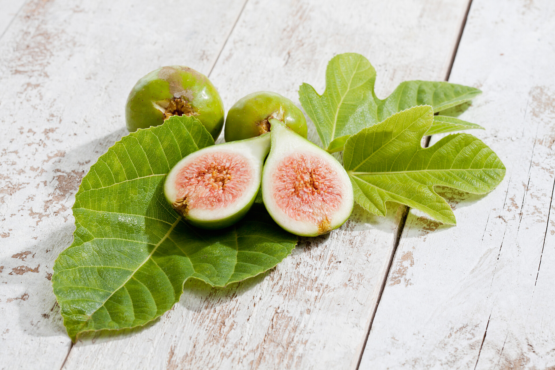 营养均衡白色木板上的新鲜无花果