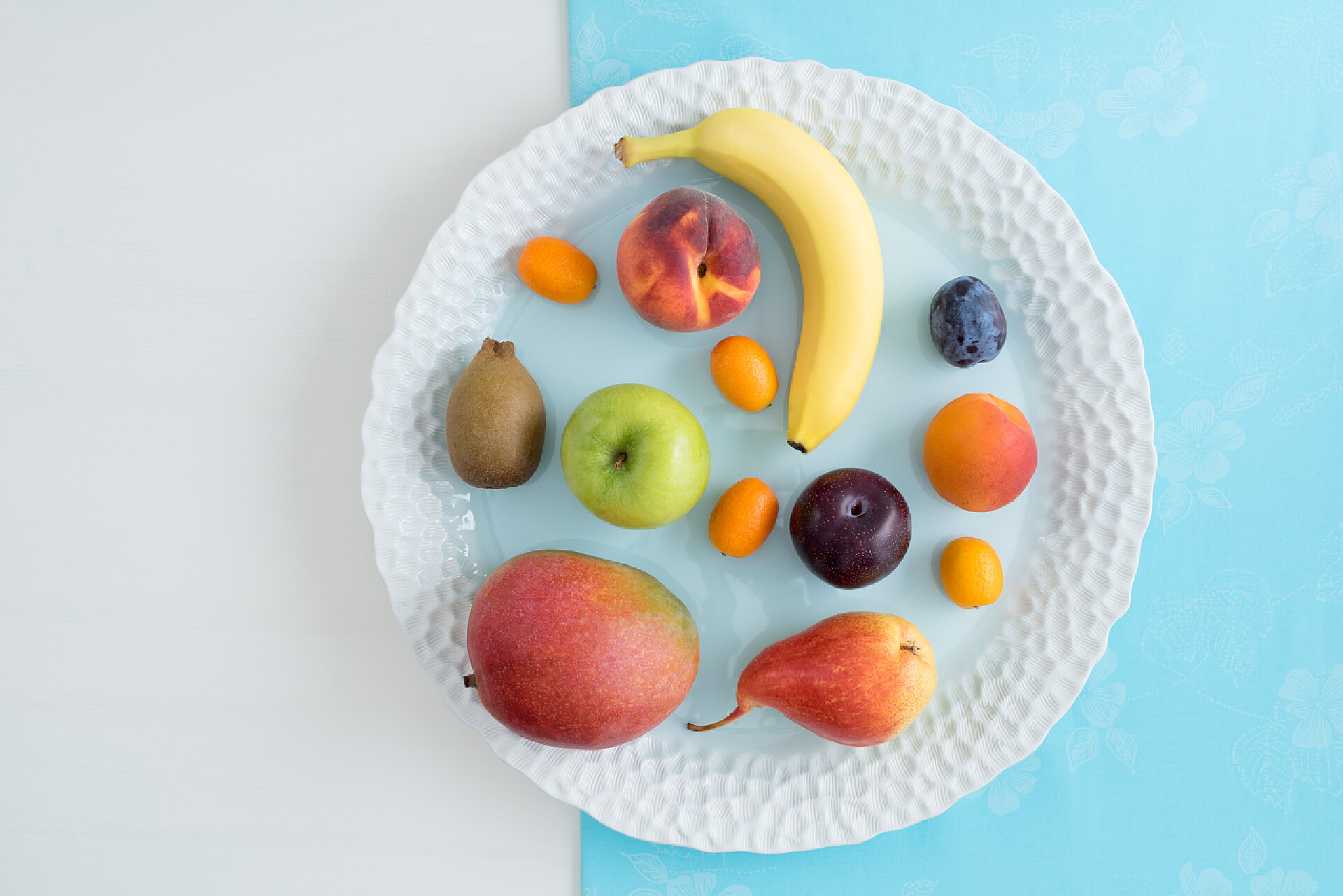 水果盘子里放着不同的夏季水果