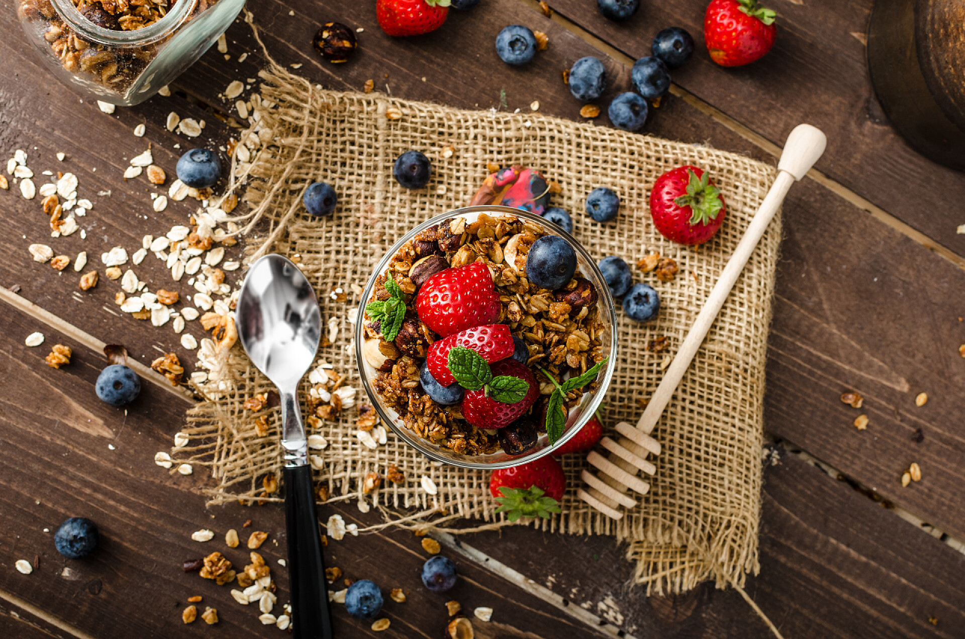 营养均衡烤的麦片和草莓及蓝莓早餐