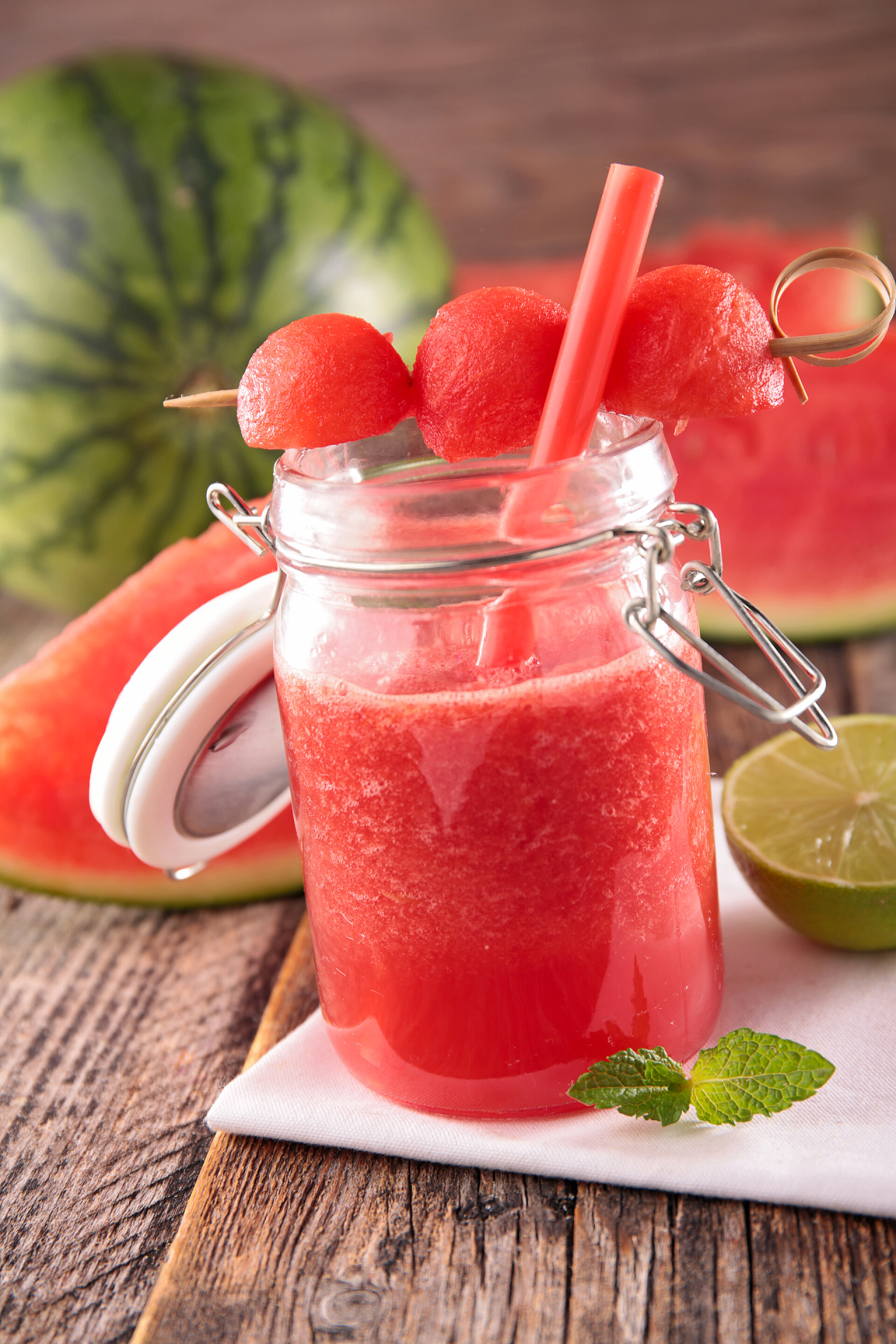 饮品桌子上的瓶子里的新鲜天然西瓜汁