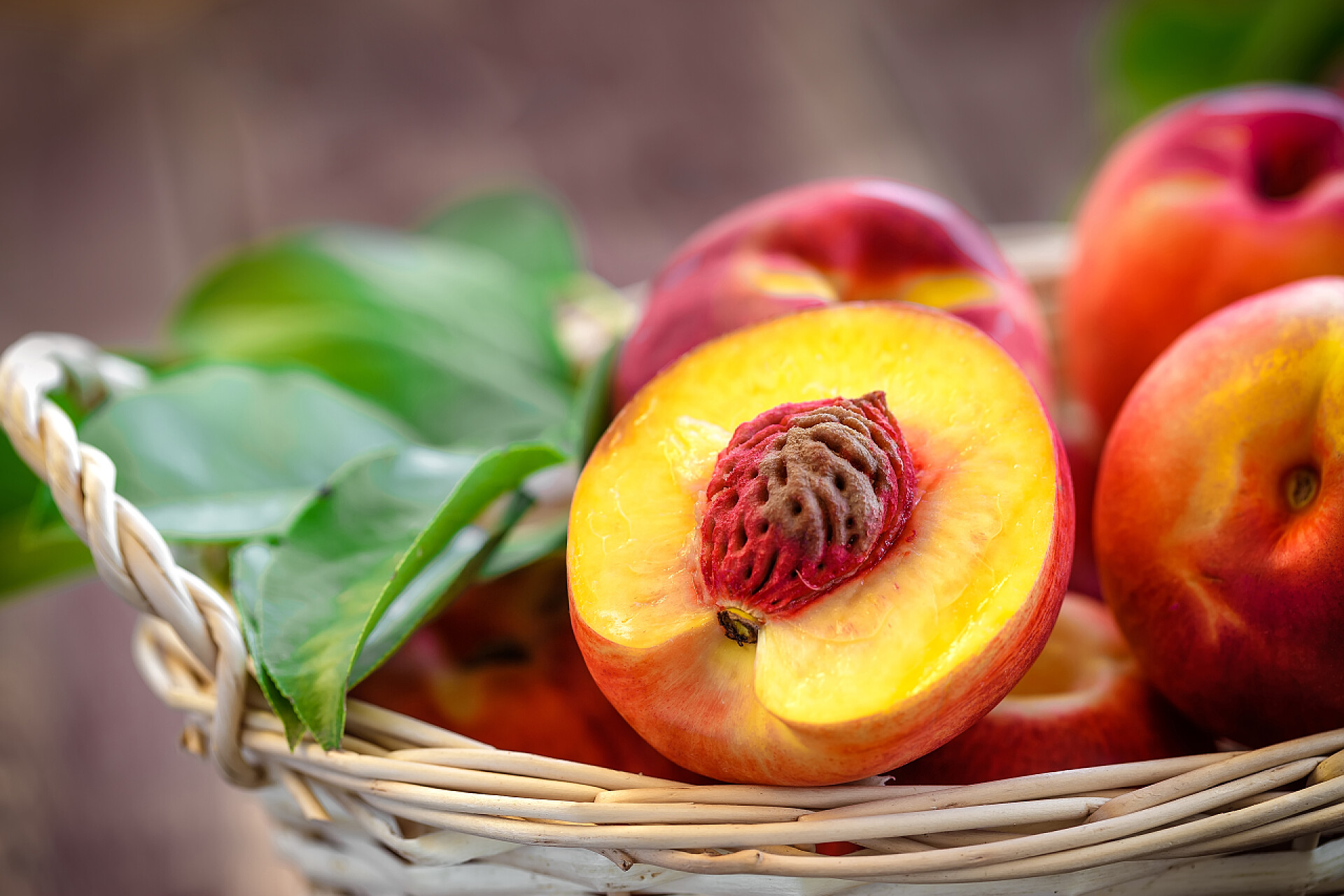 营养均衡一篮子油桃水果