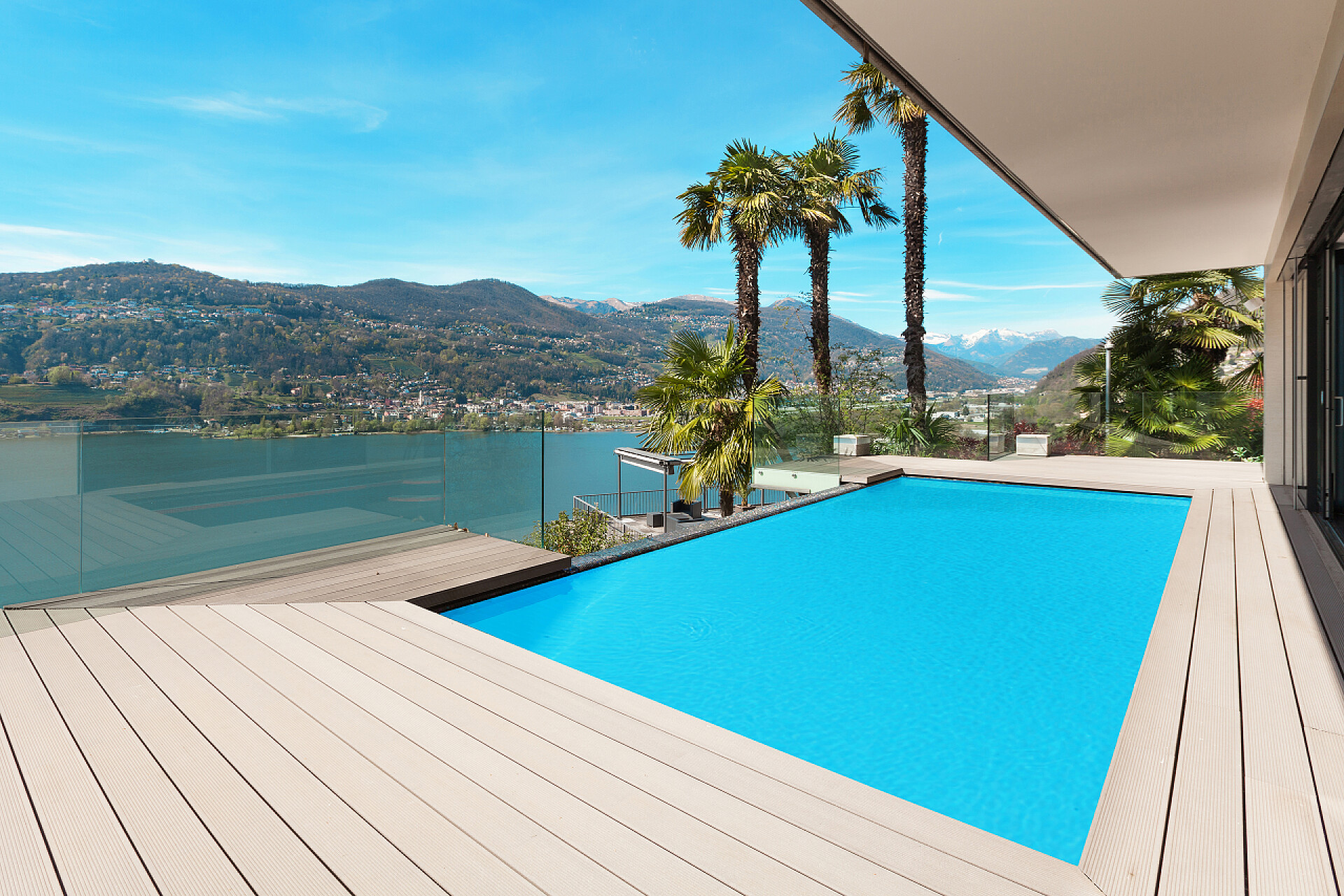 旅游豪华宾馆的室外游泳池和露台