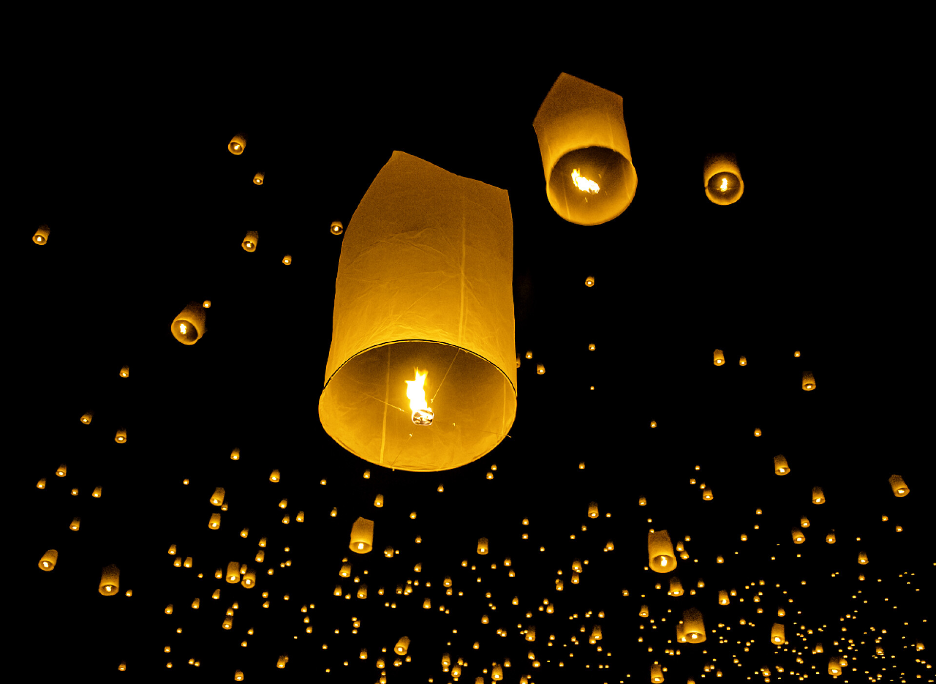 节日夜空中飘着无数的浮动灯笼中国传统节日元宵节孔明灯