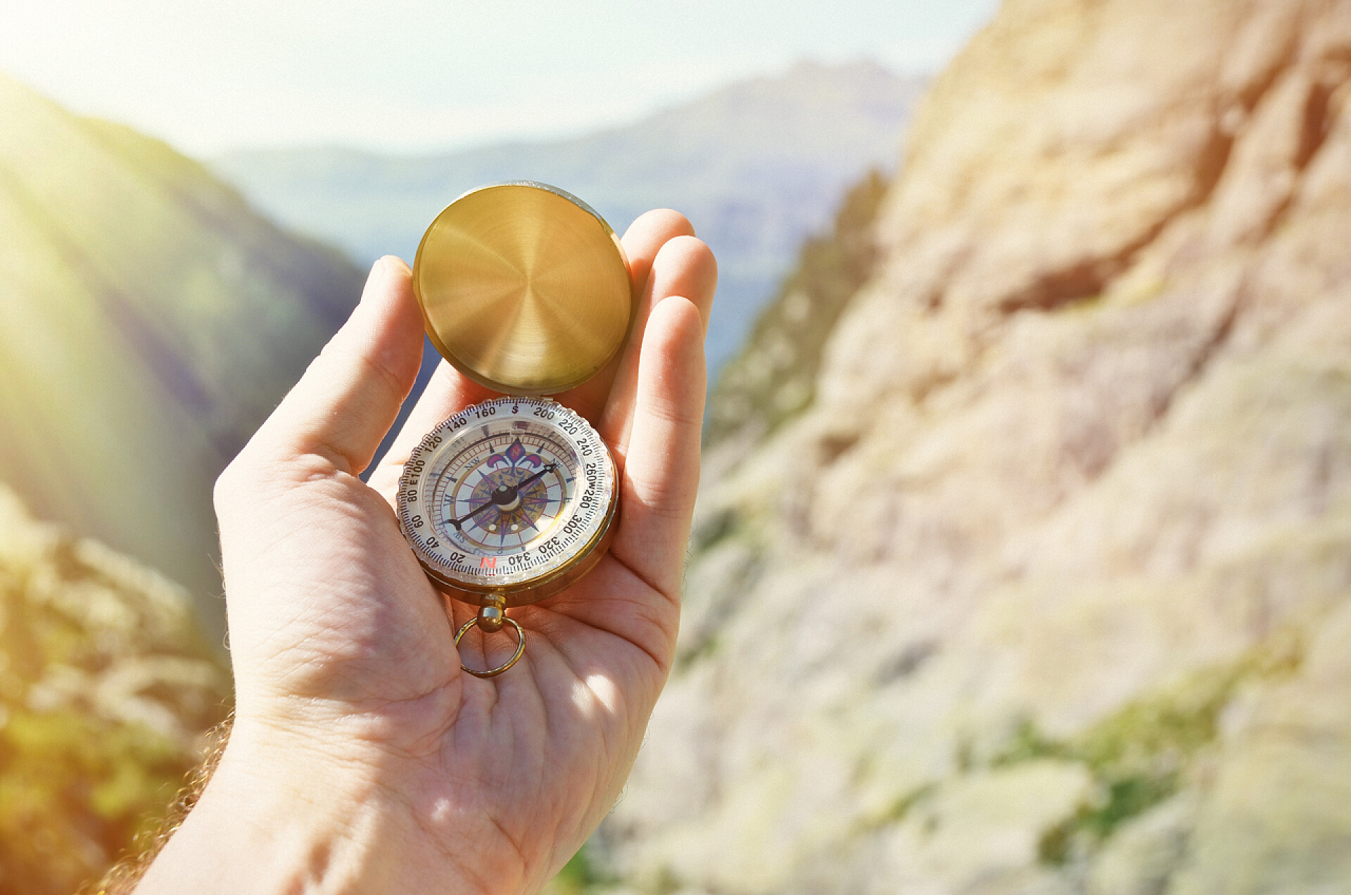 一只手里拿着指南针方向方位