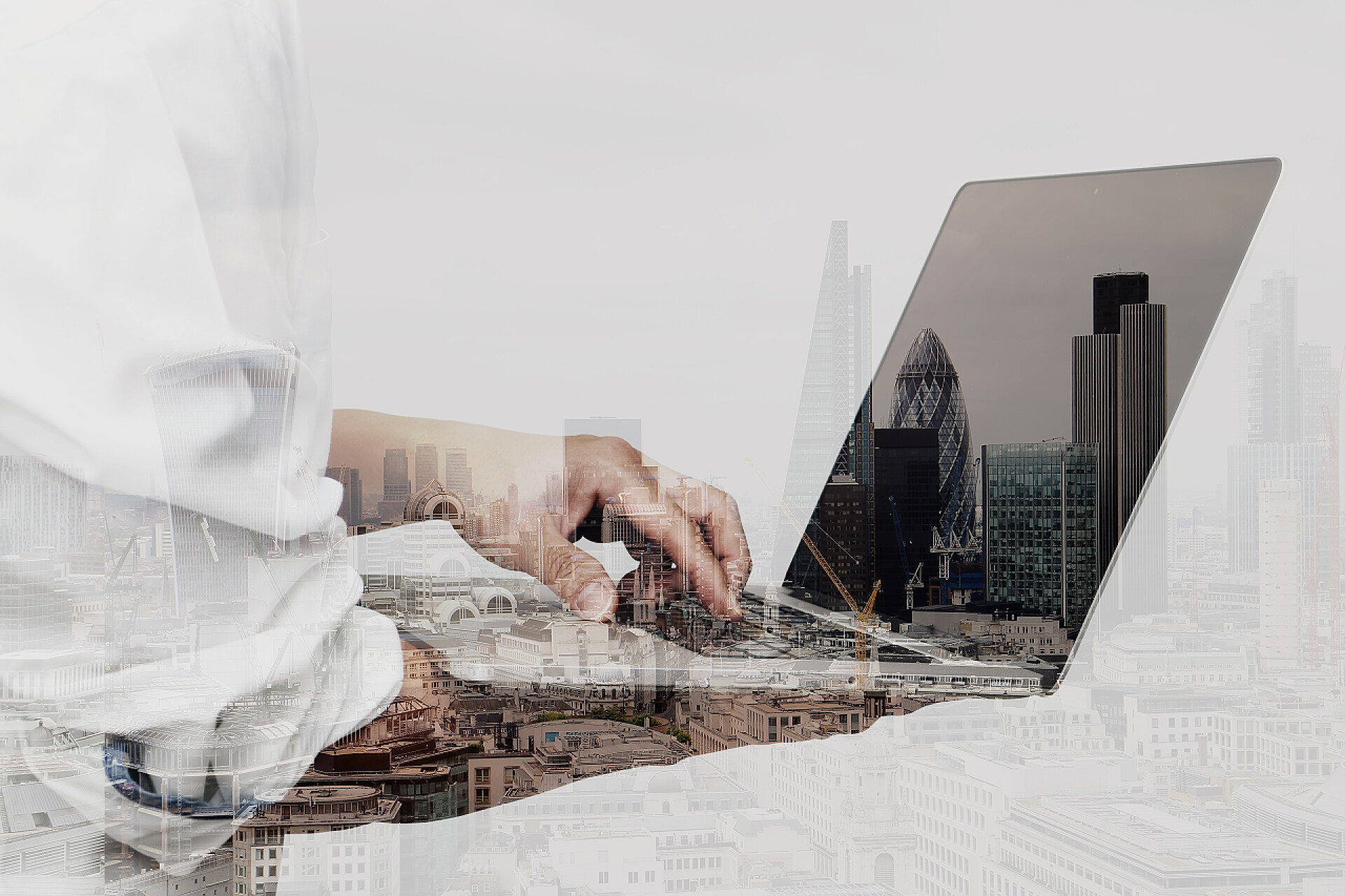 商务成功商人使用笔记本电脑与伦敦建筑和社交媒体的双重曝光