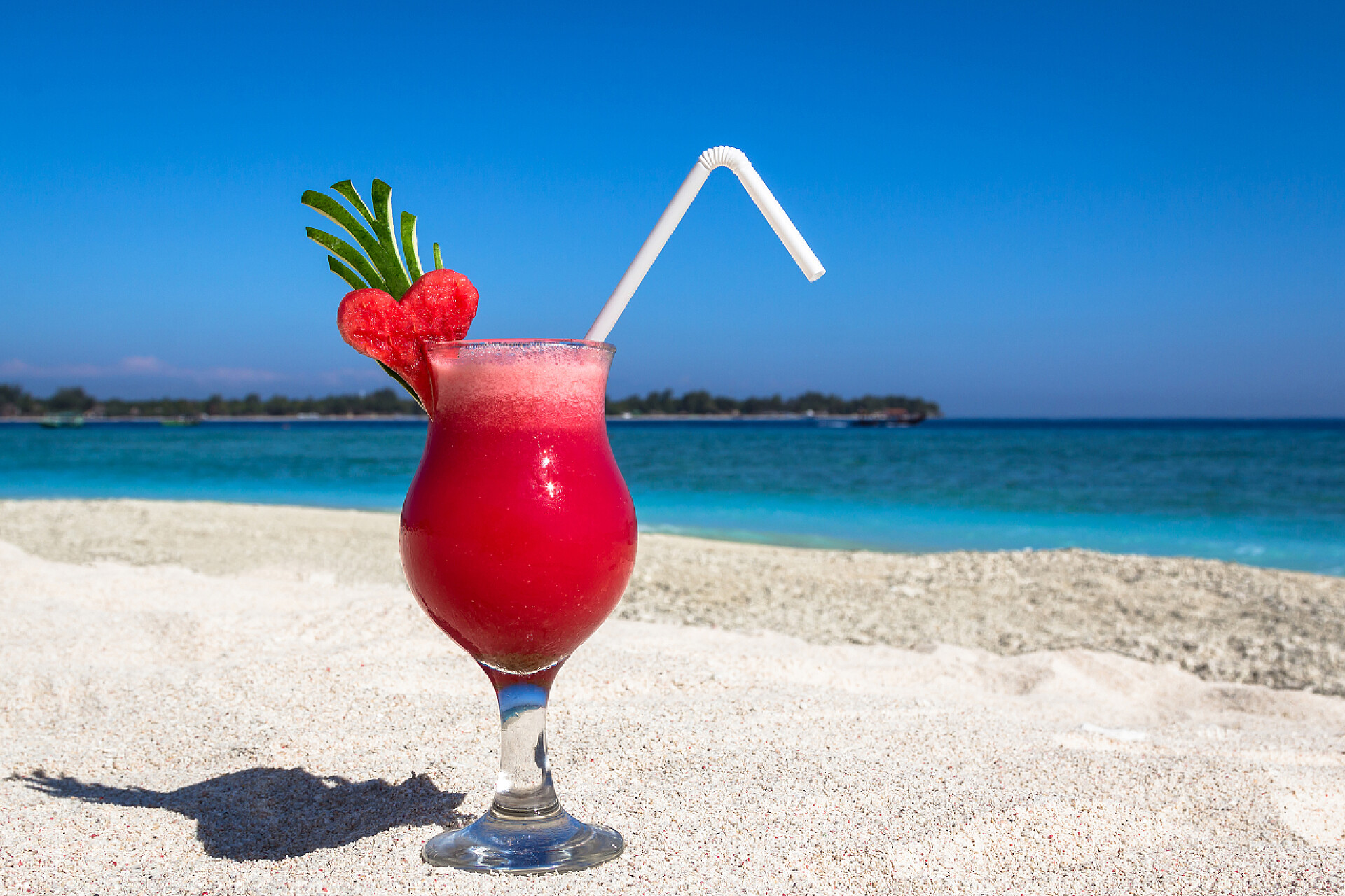 饮品热带海滩上的新鲜西瓜汁旅游度假