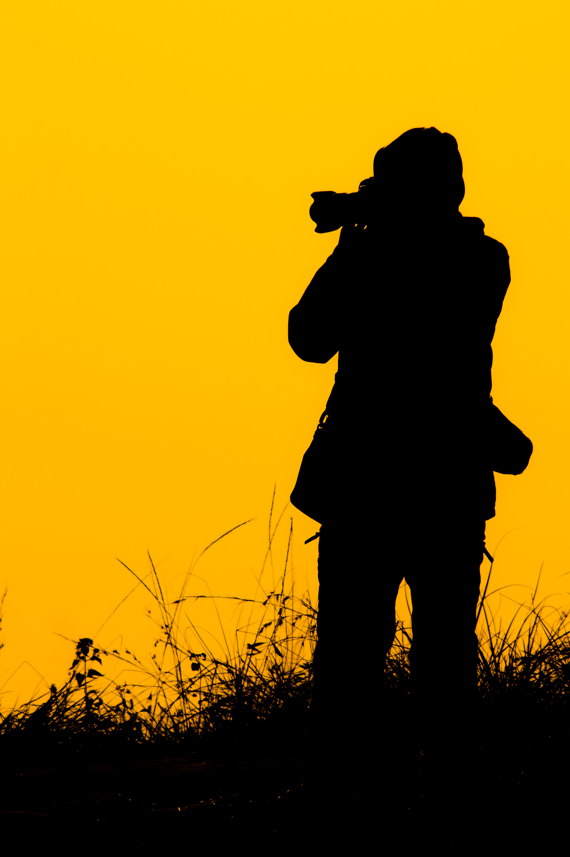 旅行者在拍一张照片的剪影摄影摄像