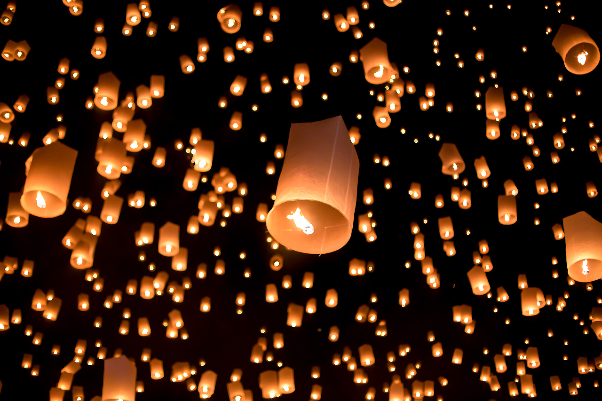 带着愿望的孔明灯庆典中国传统节日元宵节