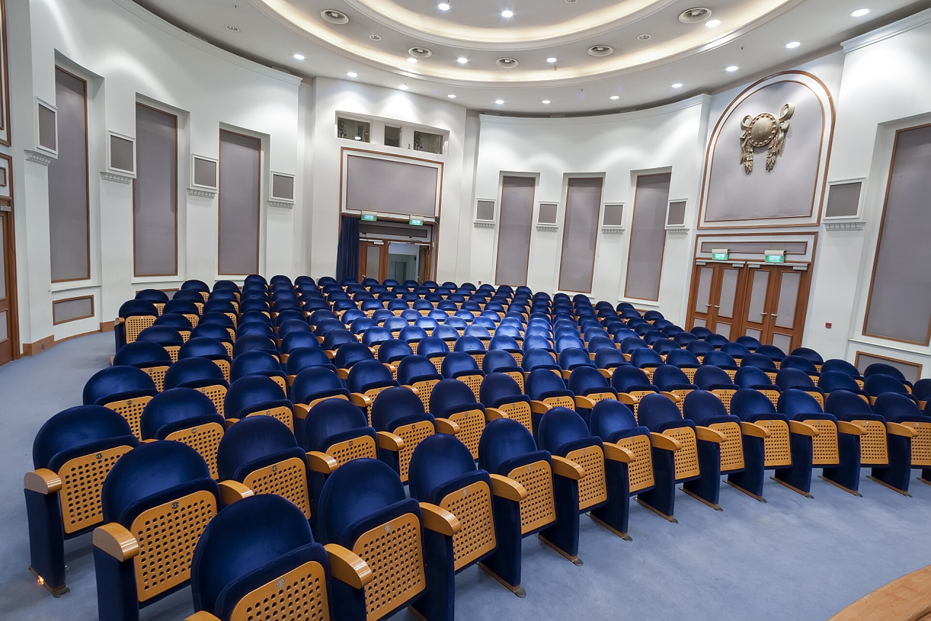 空蓝色座位的电影院人物生活空蓝色座位的电影院剧院，会议或音乐会。老剧院奥林匹亚在塞萨洛尼基修造1920年