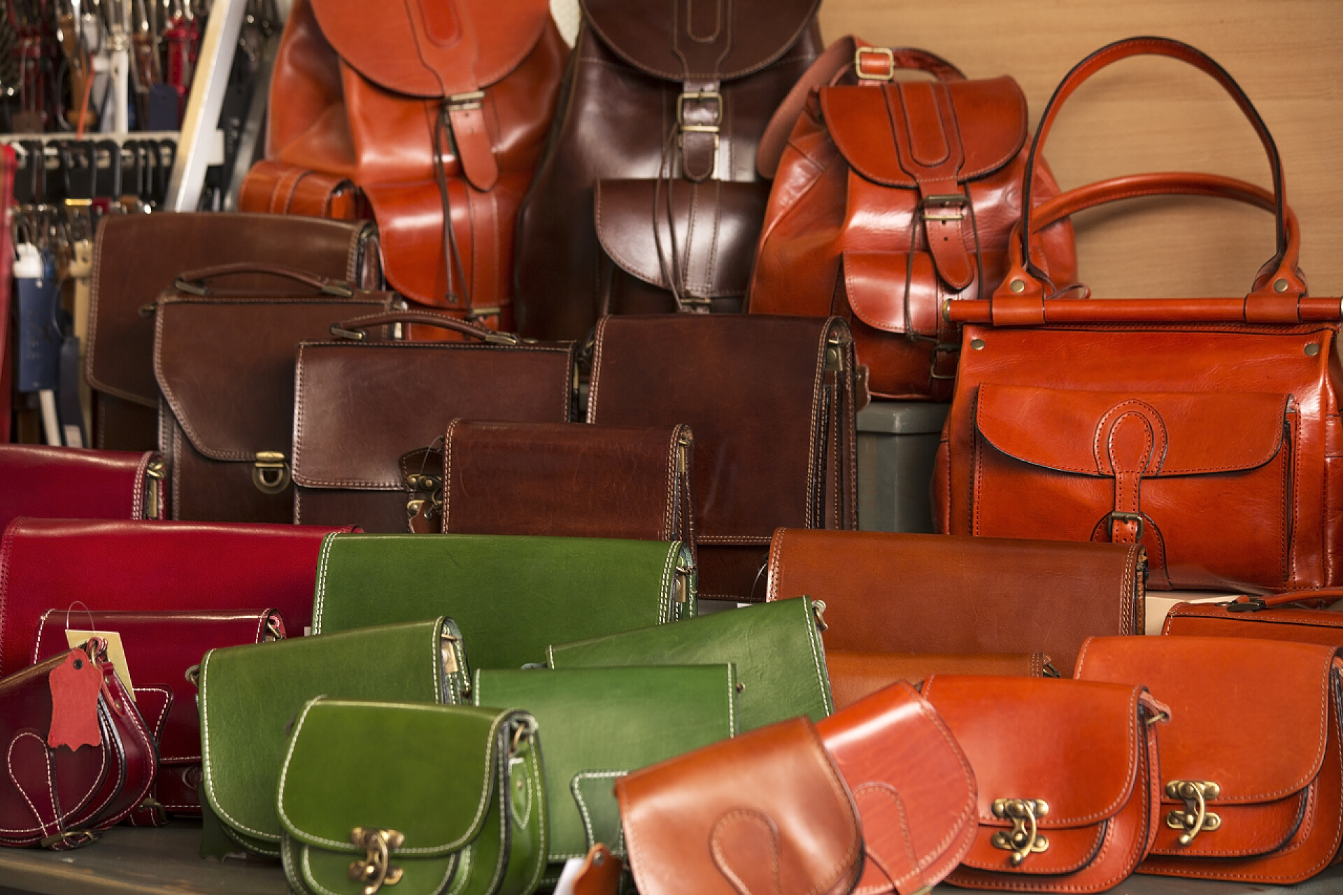 五颜六色的皮包及配件服饰
