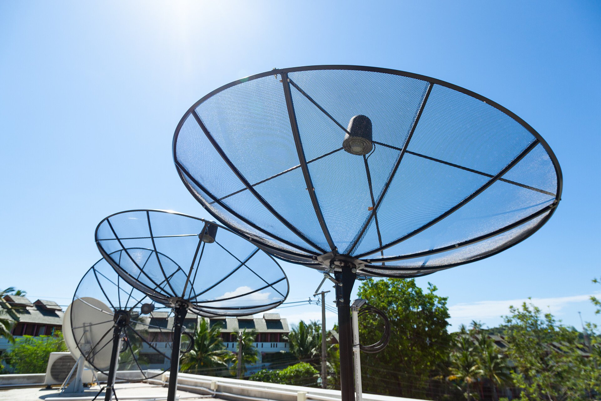 通讯技术蓝色天空下的微卫星电视接收器