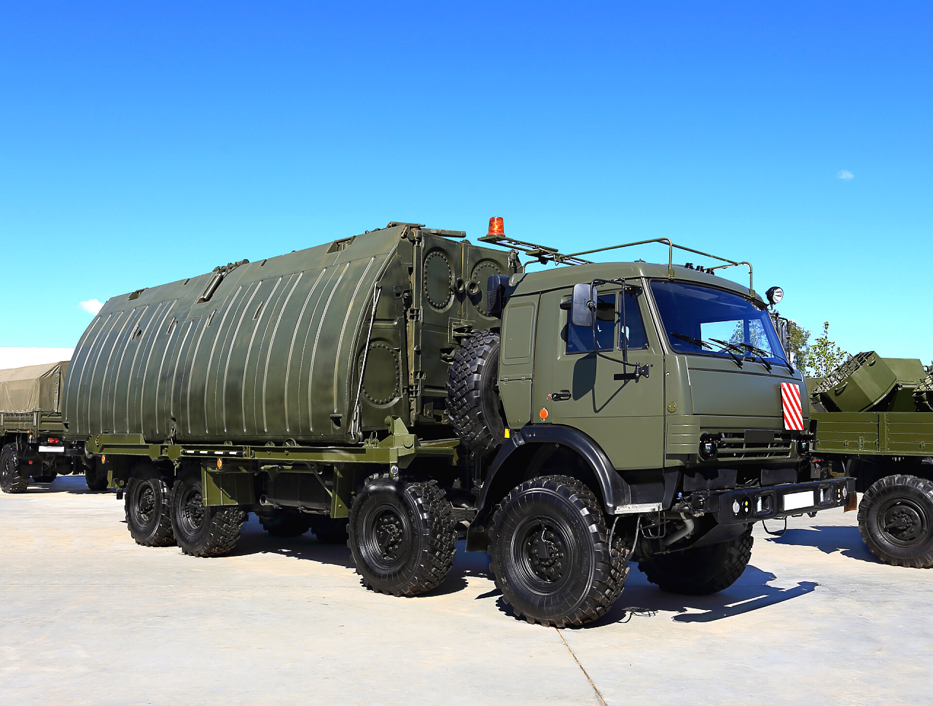 地面上的一辆军事汽车