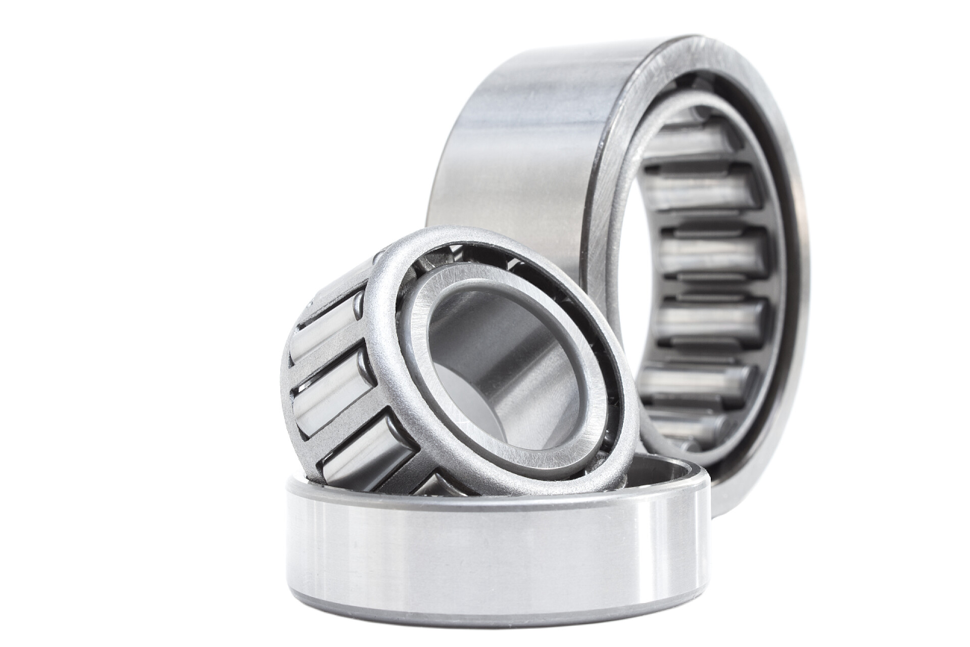 白色背景上的螺丝零部件组的轴承和辊(汽车零部件)的发动机和底盘是架