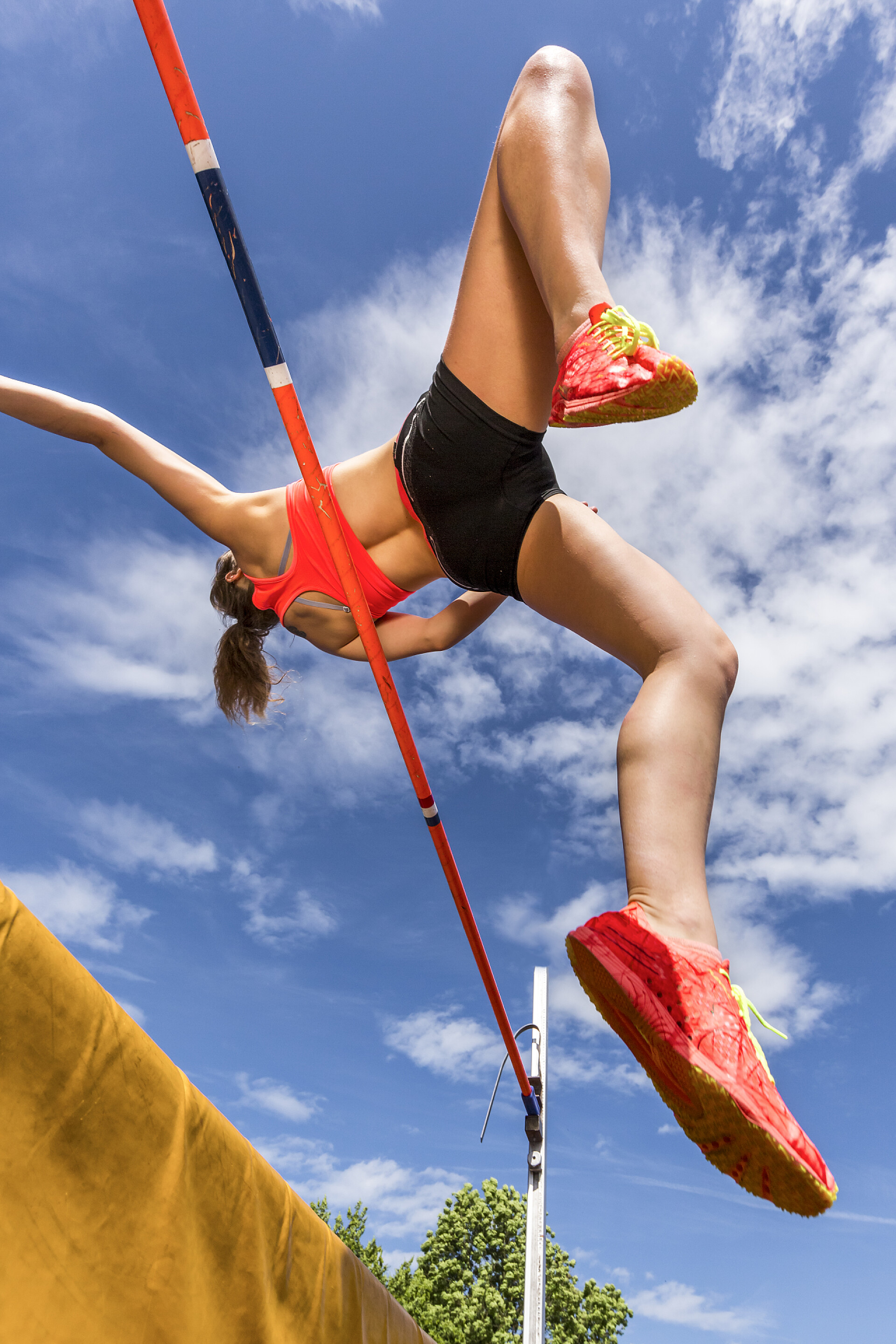 蓝色天空下跳高的人物特写体育健身
