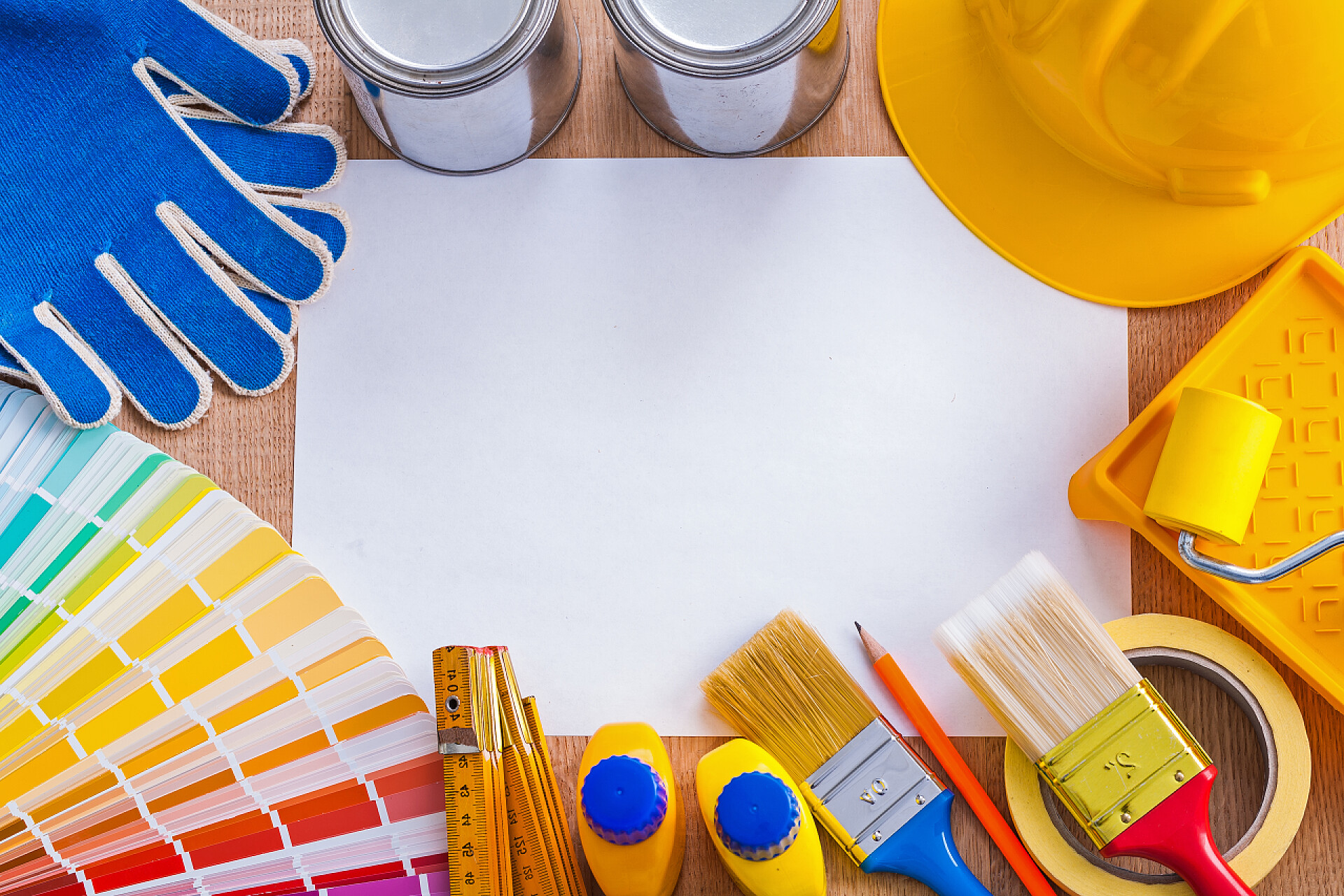 安全生产月安全生产桌面上的刷子和色卡还有黄色安全帽和手套建筑材料