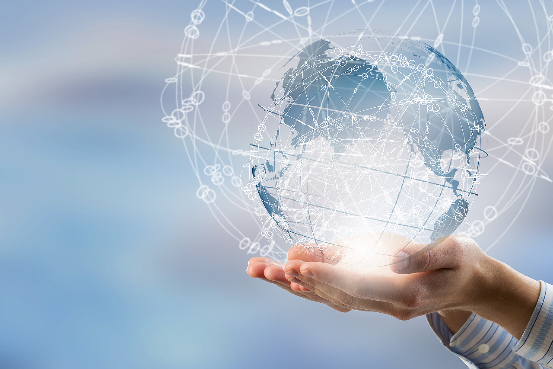 商务手托覆盖全球连接概念与数字地球在手中