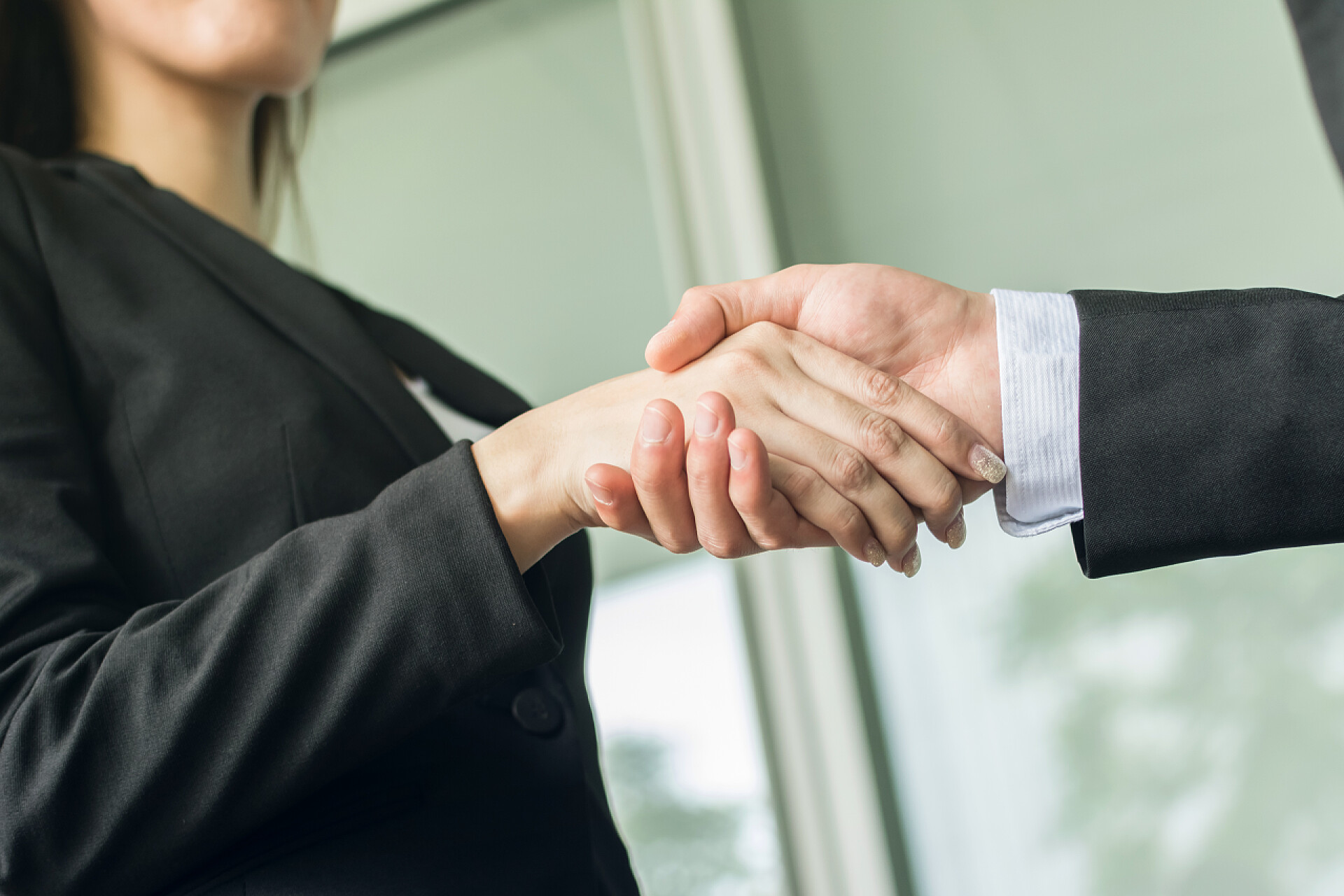 商务团队领导人握手达成合作