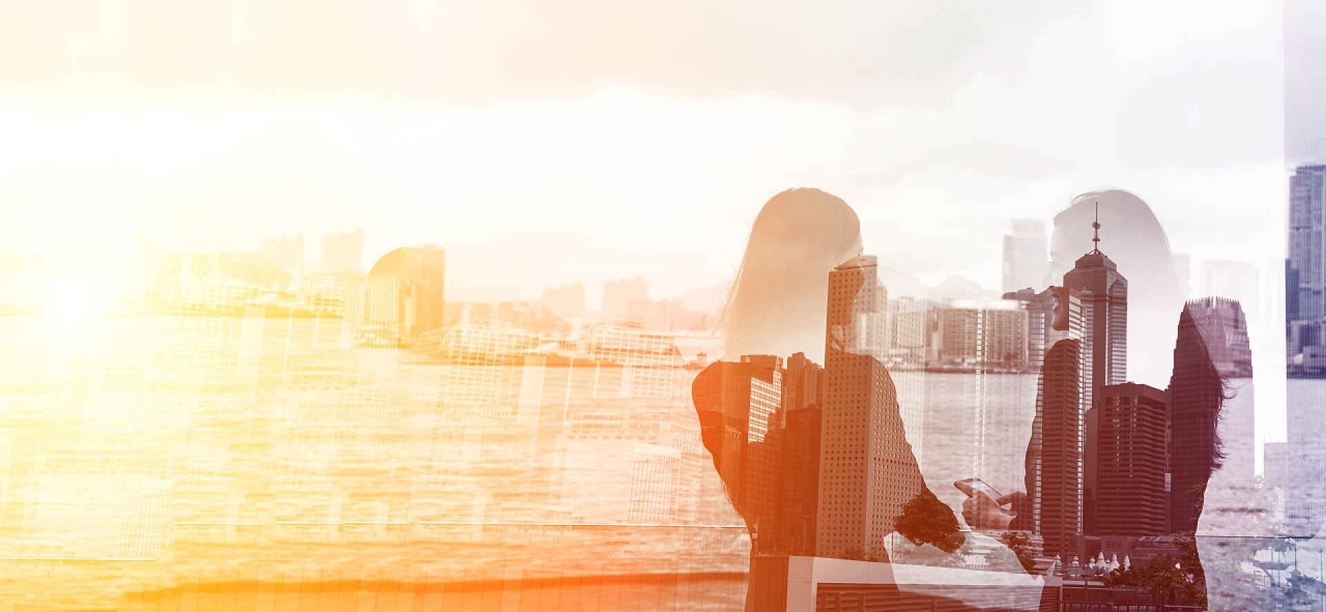 商务城市建筑和两个交流的女企业家双重曝光