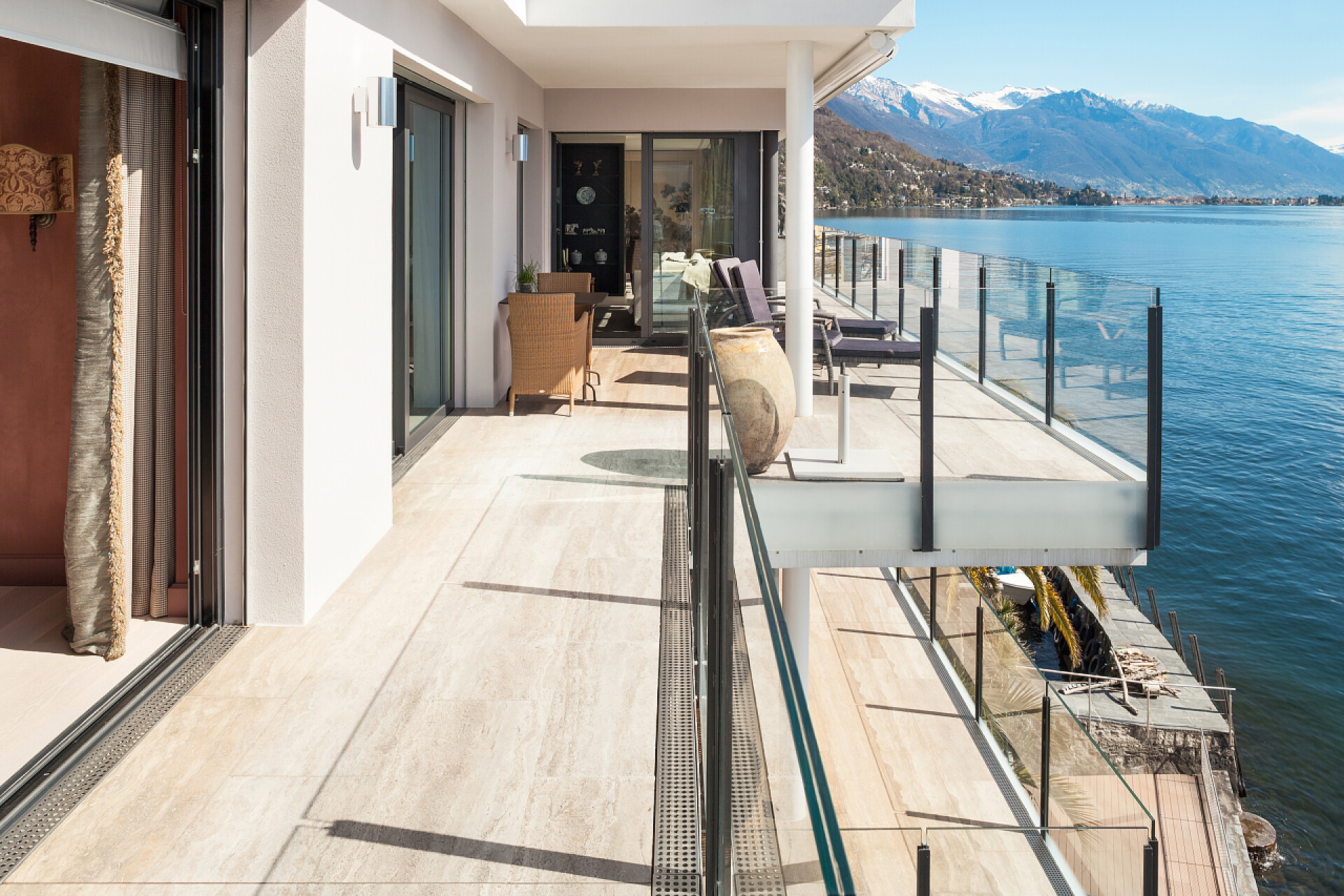 现代建筑物海边房子露台