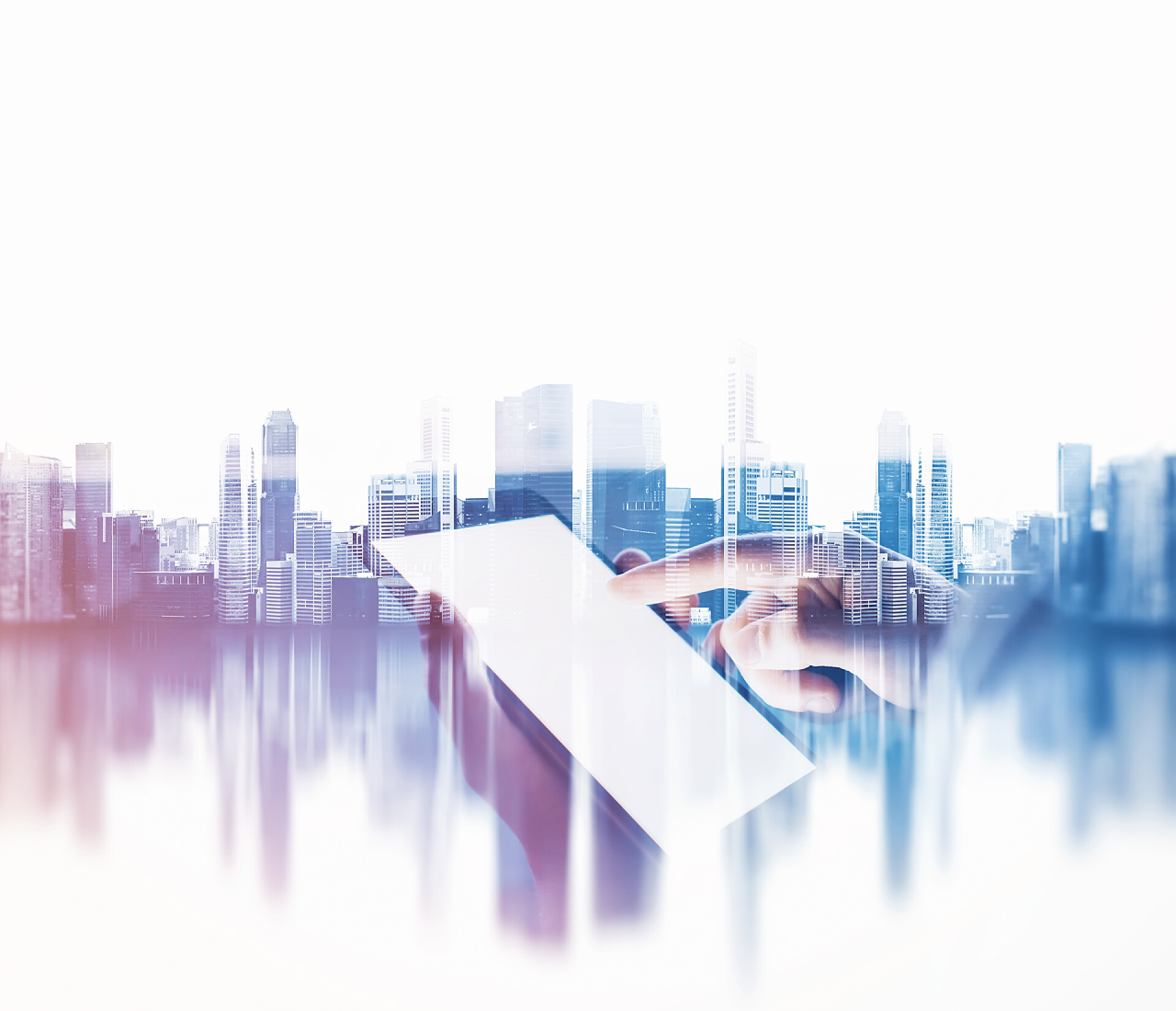 模糊的城市背景下的女孩触摸平板屏城市建筑科技双重曝光