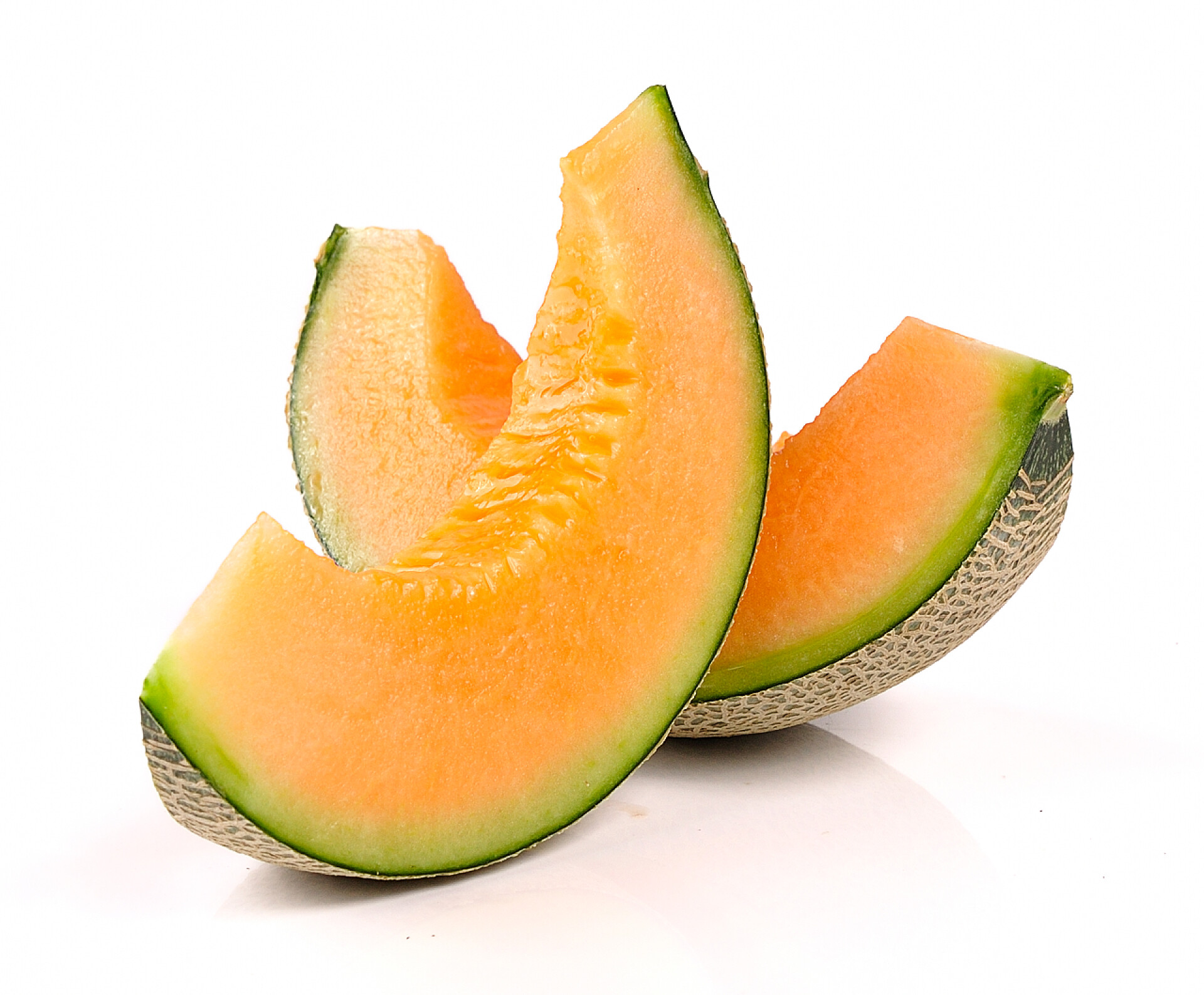 白色背景上切开的哈密瓜水果