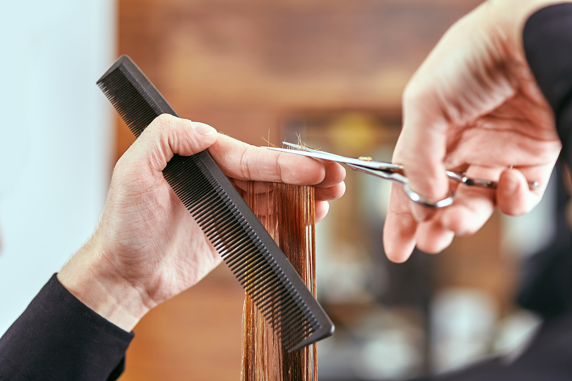 手拿剪刀理发的特写镜头美容美发