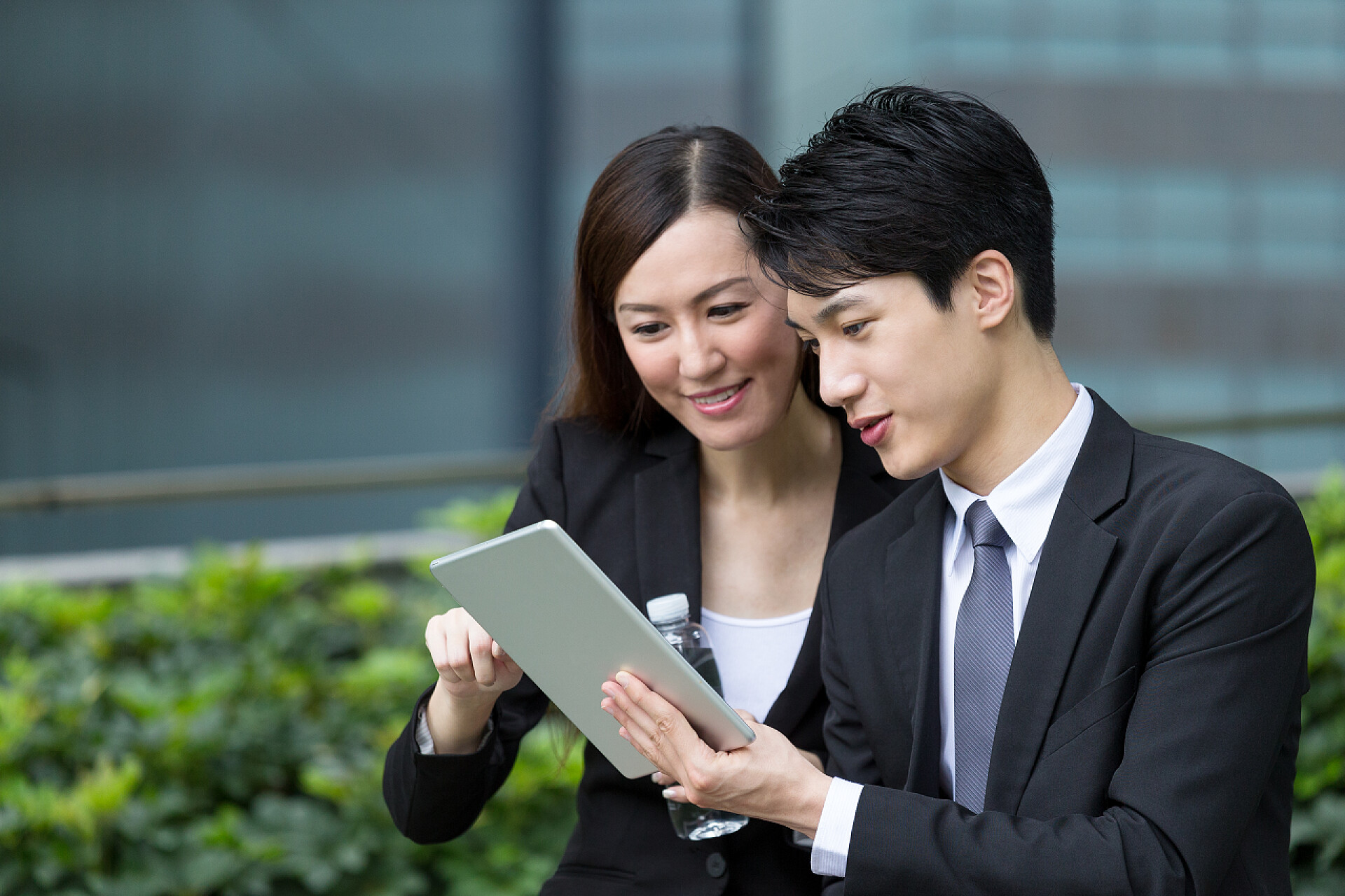 两个商界人士使用平板电脑一起办公商务