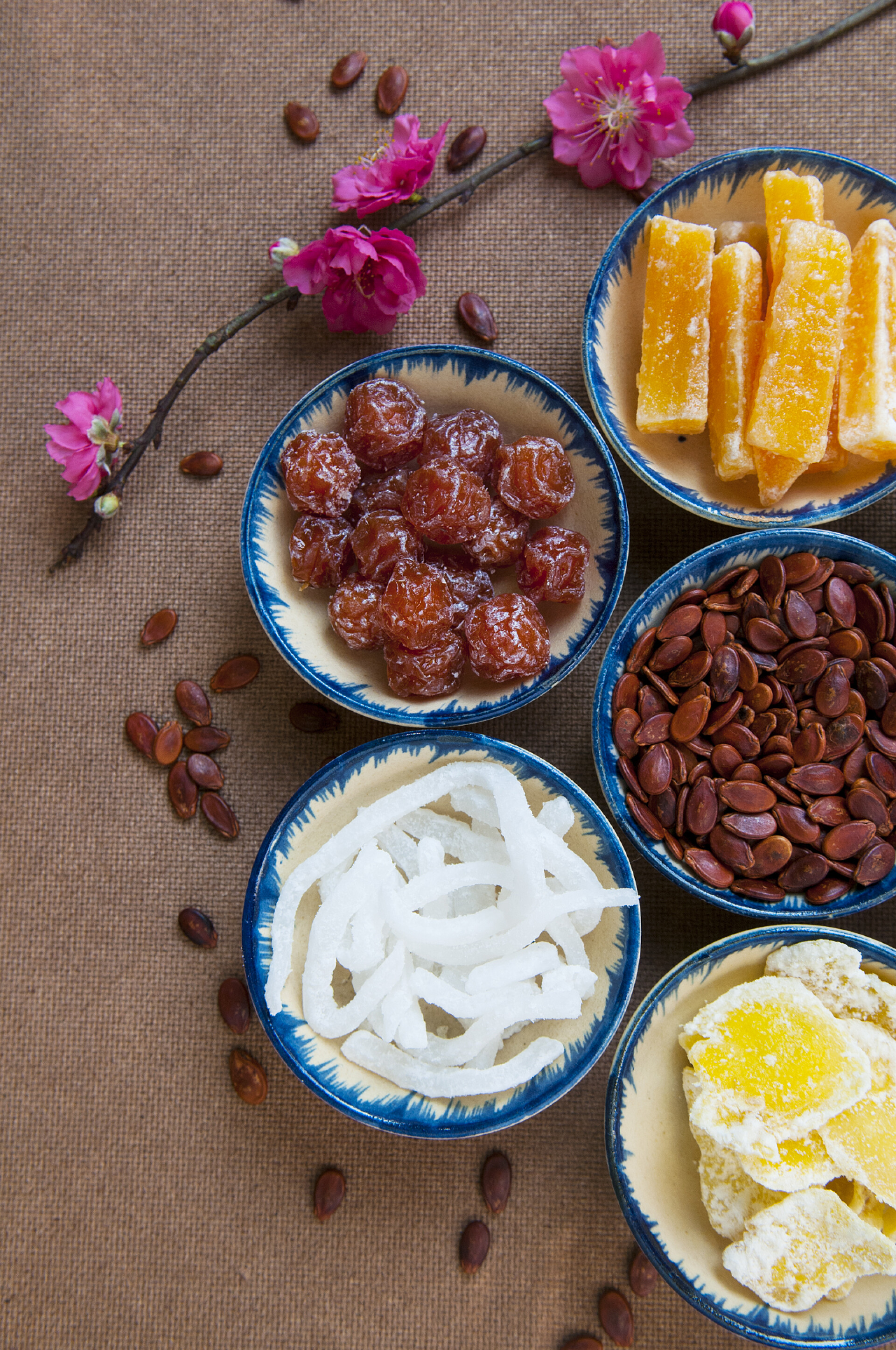 俯拍桌子上的蜜饯食物