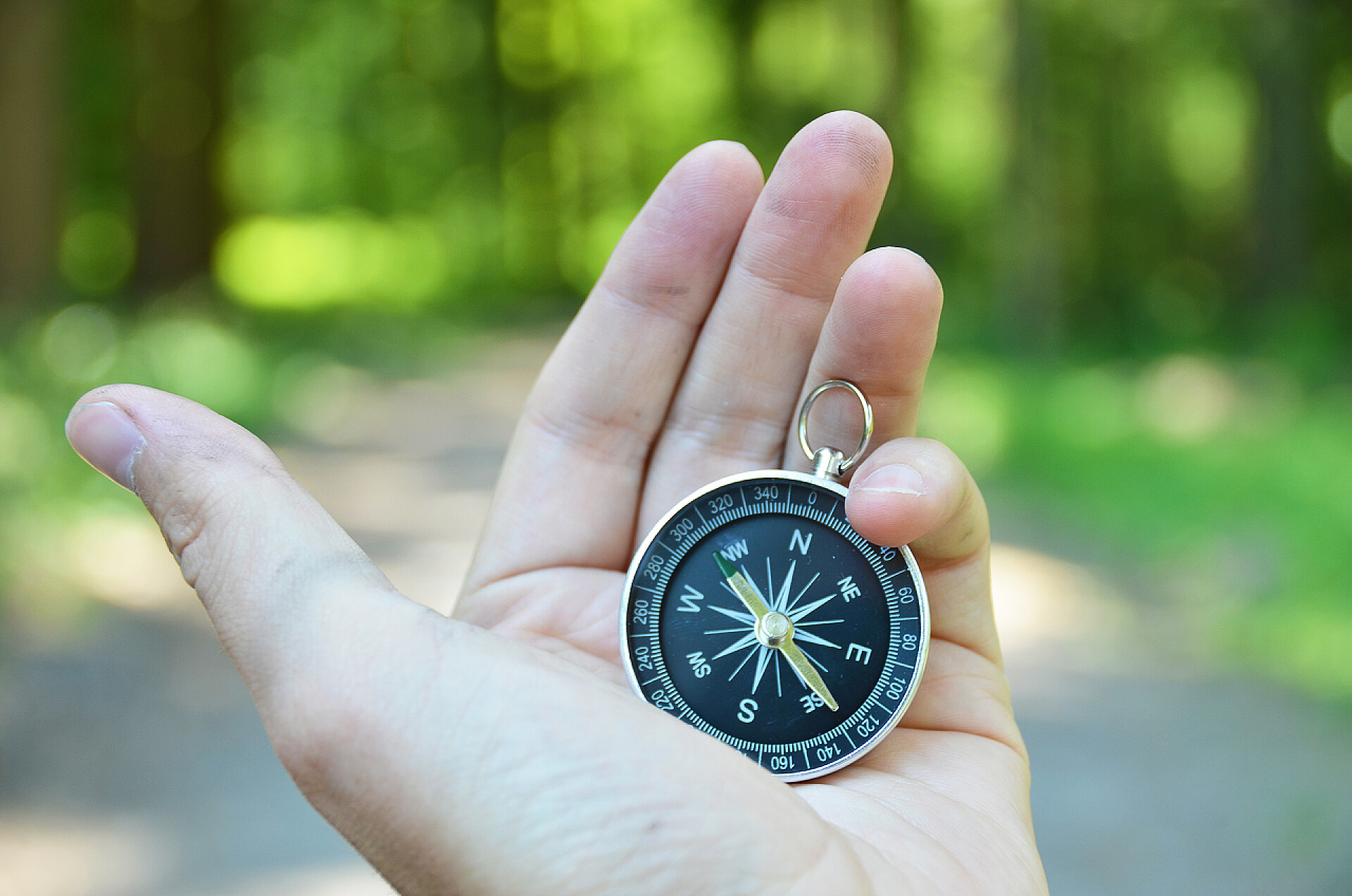 商务绿色的模糊背景复古指南针在男性手上