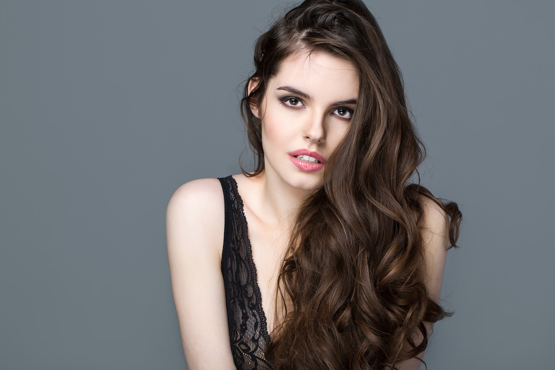 时尚留着长头发的黑发女人美发