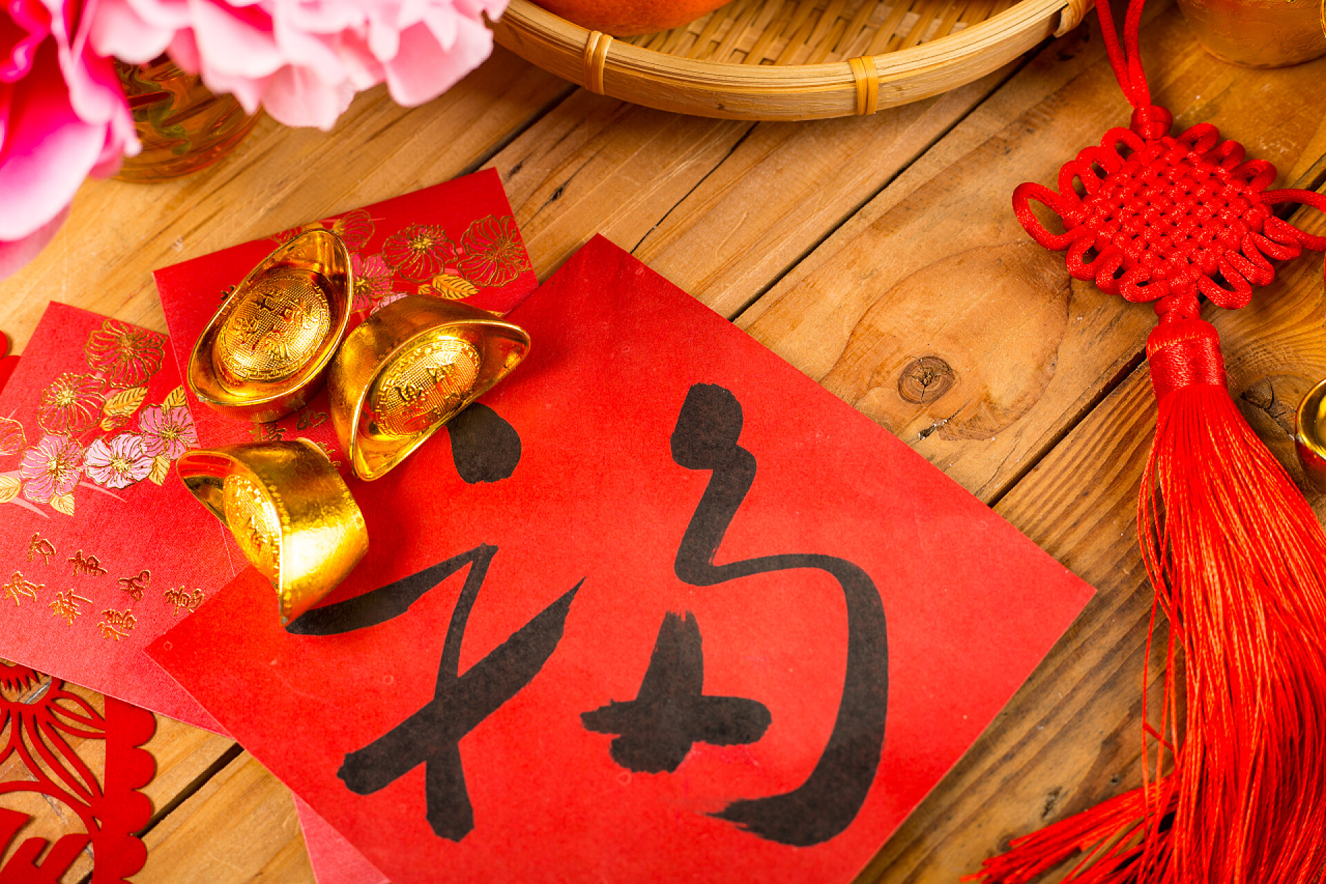 中国农历新年装饰福字和元宝