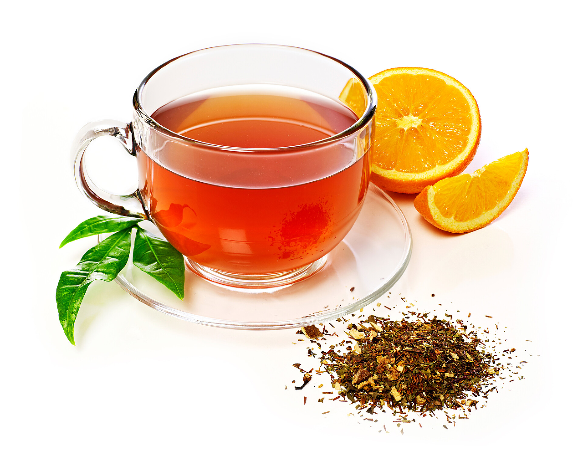 白色背景上的一杯柠檬红茶茶道