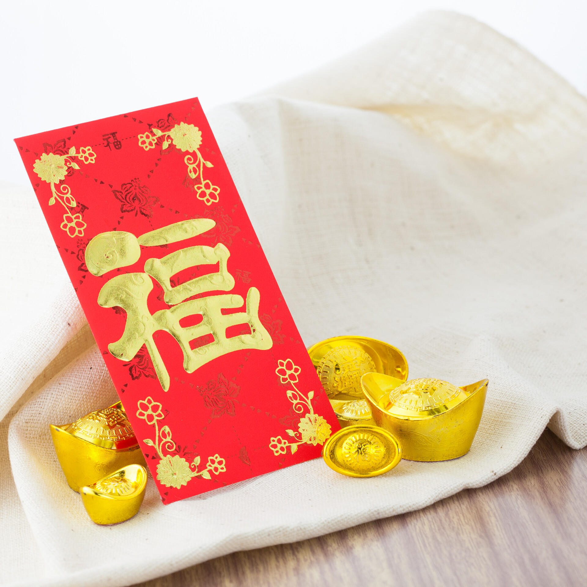 白色背景上中国农历新年装饰金元宝